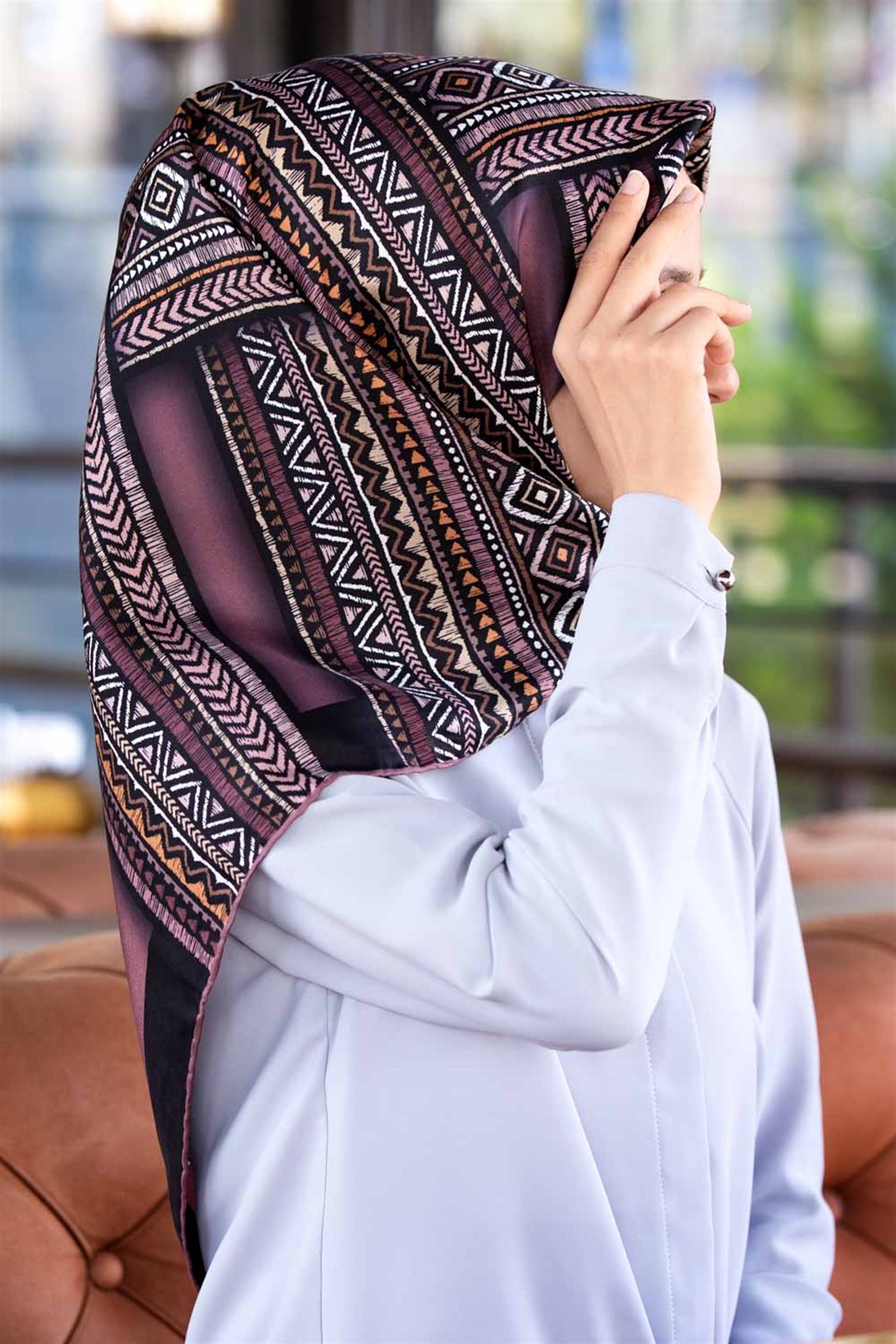 %100 Twill İpek Etnik Desenli Gül Kurusu - Bej Renkli 90x90 Eşarp Dikim Şekli : El Dikişi
