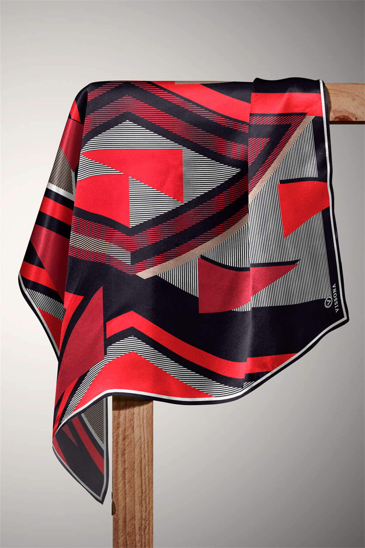 % 57 İPEK % 43 VİSKON Twill İpek Geometrik Desenli Bordo - Siyah Renkli 90x90 Eşarp Dikim Şekli : El Dikişi