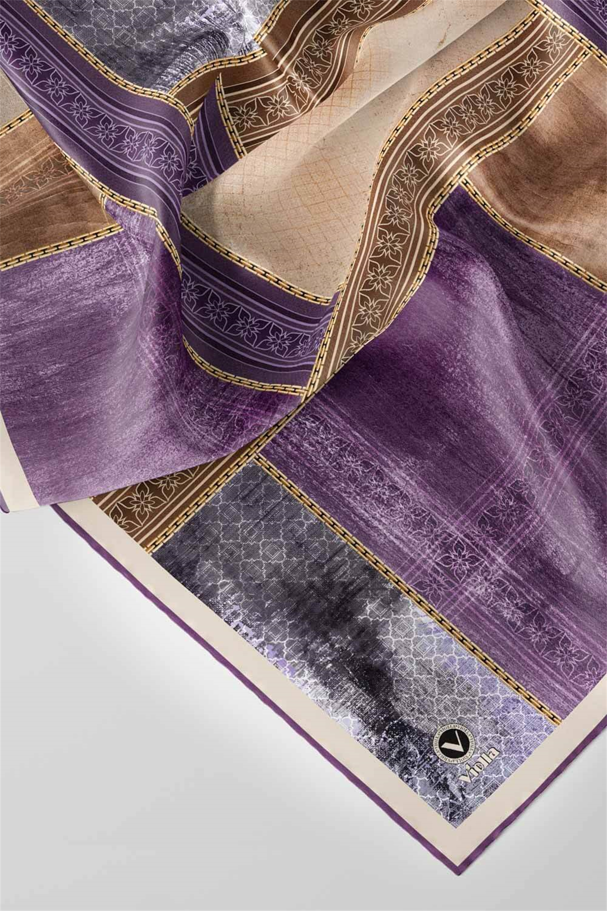 Twill Dokulu Ve Geometrik Desenli Mor Renkli 90x90 Eşarp (İpek İçermez) Dikim Şekli : El Dikişi