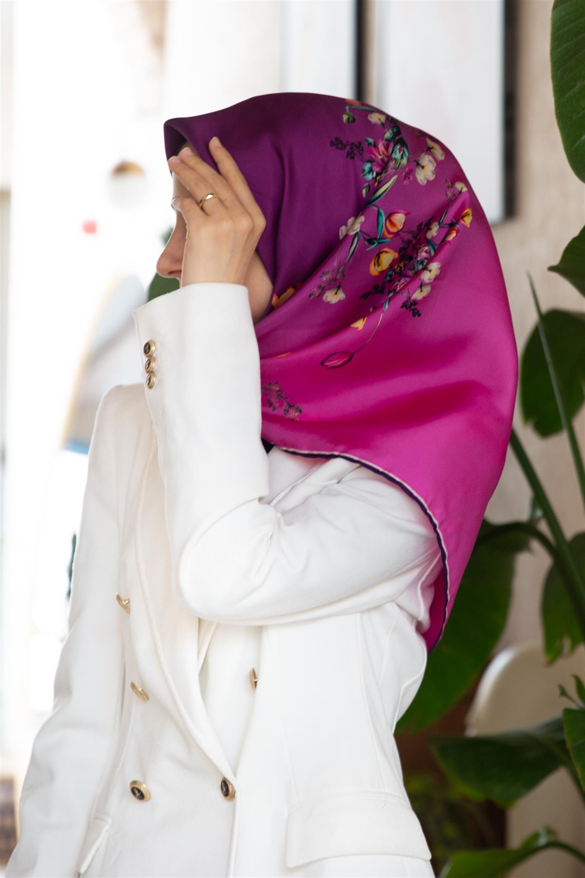 %100 Twill İpek Sonsuz Çiçek Desenli Mürdüm Renkli 90x90 Eşarp Dikim Şekli : El Dikişi