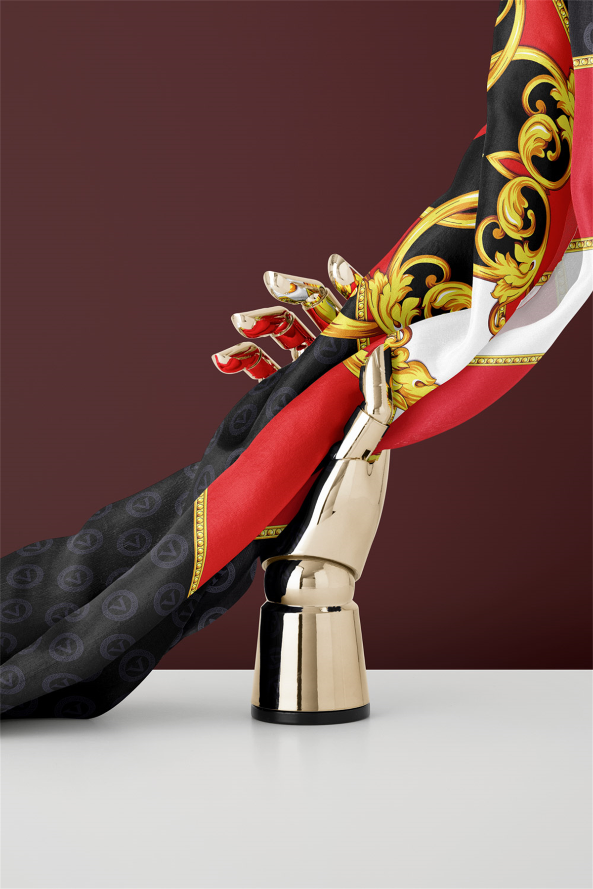 %100 Twill İpek Monogram Ve Barok Desenli Siyah - Kırmızı Renkli 90x90 Eşarp Dikim Şekli : El Dikişi