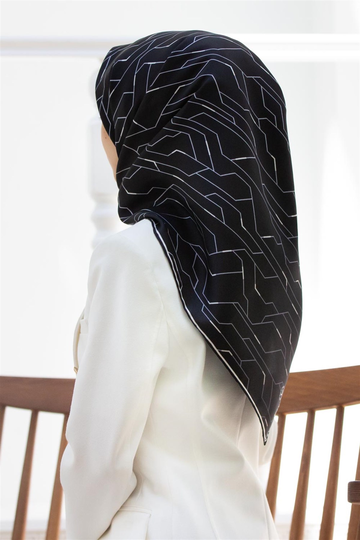 %100 Twill İpek Geometrik Desenli Siyah - Gri Renkli 90x90 Eşarp Dikim Şekli : El Dikişi