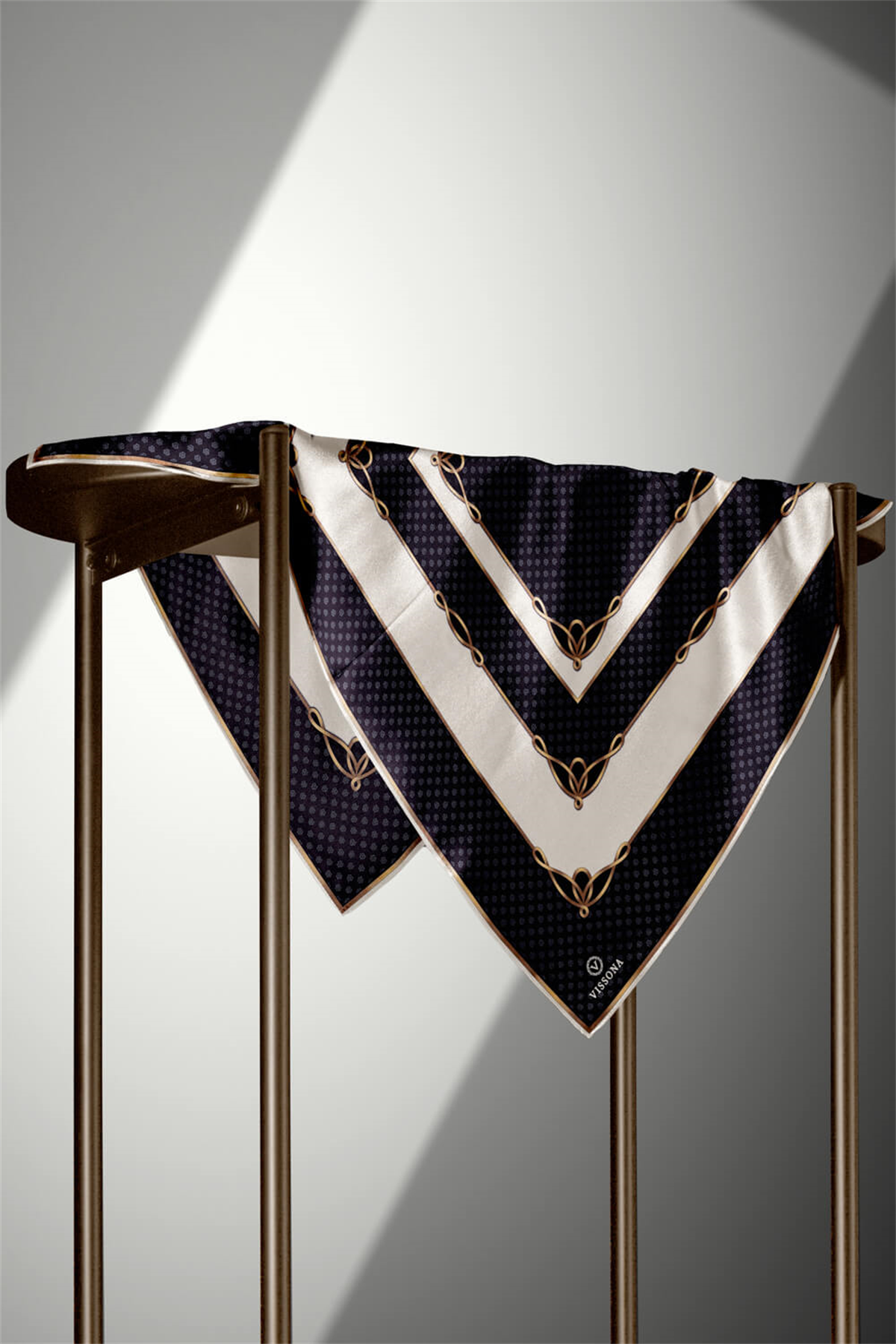 % 57 İPEK % 43 VİSKON Twill İpek Puantiyeli Ve Geometrik Desenli Siyah - Krem Renkli 90x90 Eşarp Dikim Şekli : El Dikişi