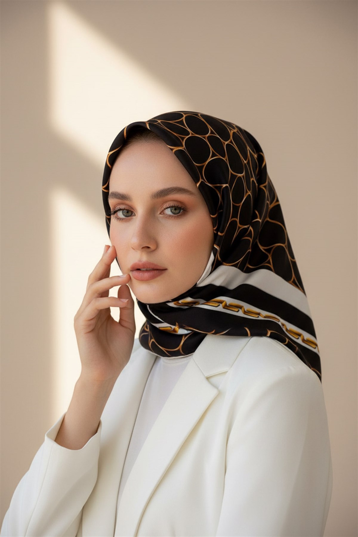%100 Twill İpek Zincir Desenli Siyah - Krem Renkli 90x90 Eşarp Kenar Dikiş Şekli El Dikişli