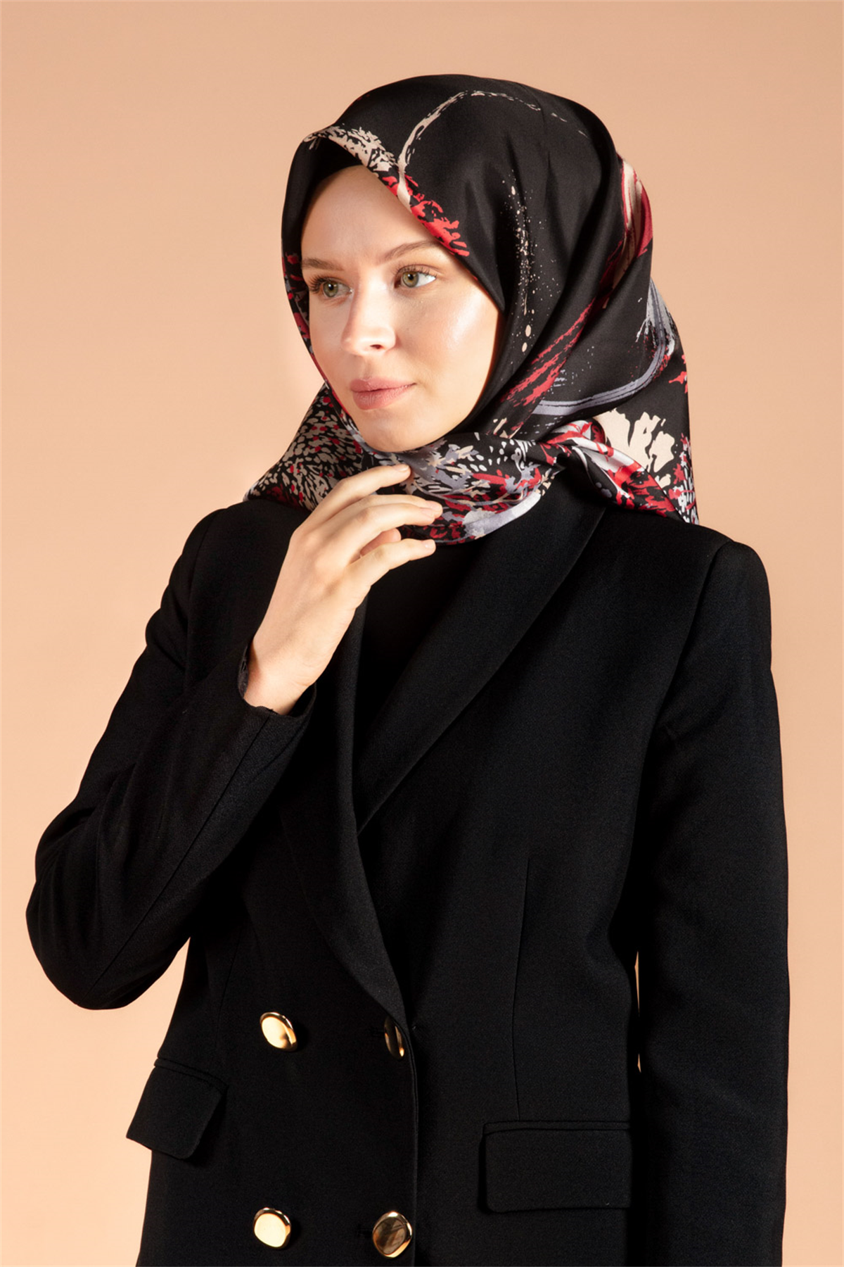 %100 Twill İpek Suluboya Çiçek Desenli Siyah - Bordo Renkli 90x90 Eşarp Dikim Şekli : El Dikişi