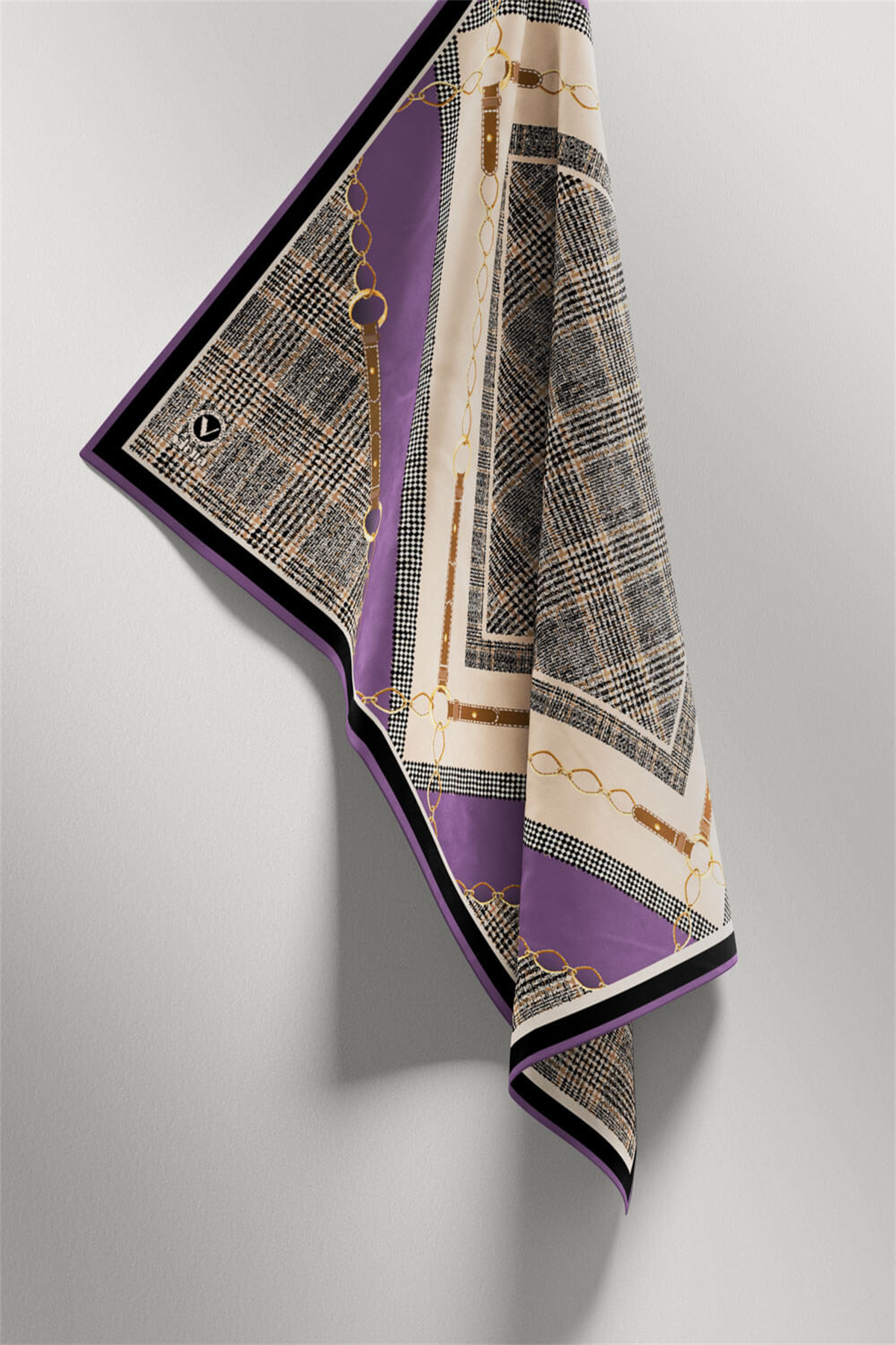 Twill Kemer ve Zincir Detaylı Ekose Desenli Lila Renkli 90x90 Eşarp (İpek İçermez) Kenar Dikiş Şekli El Dikişli