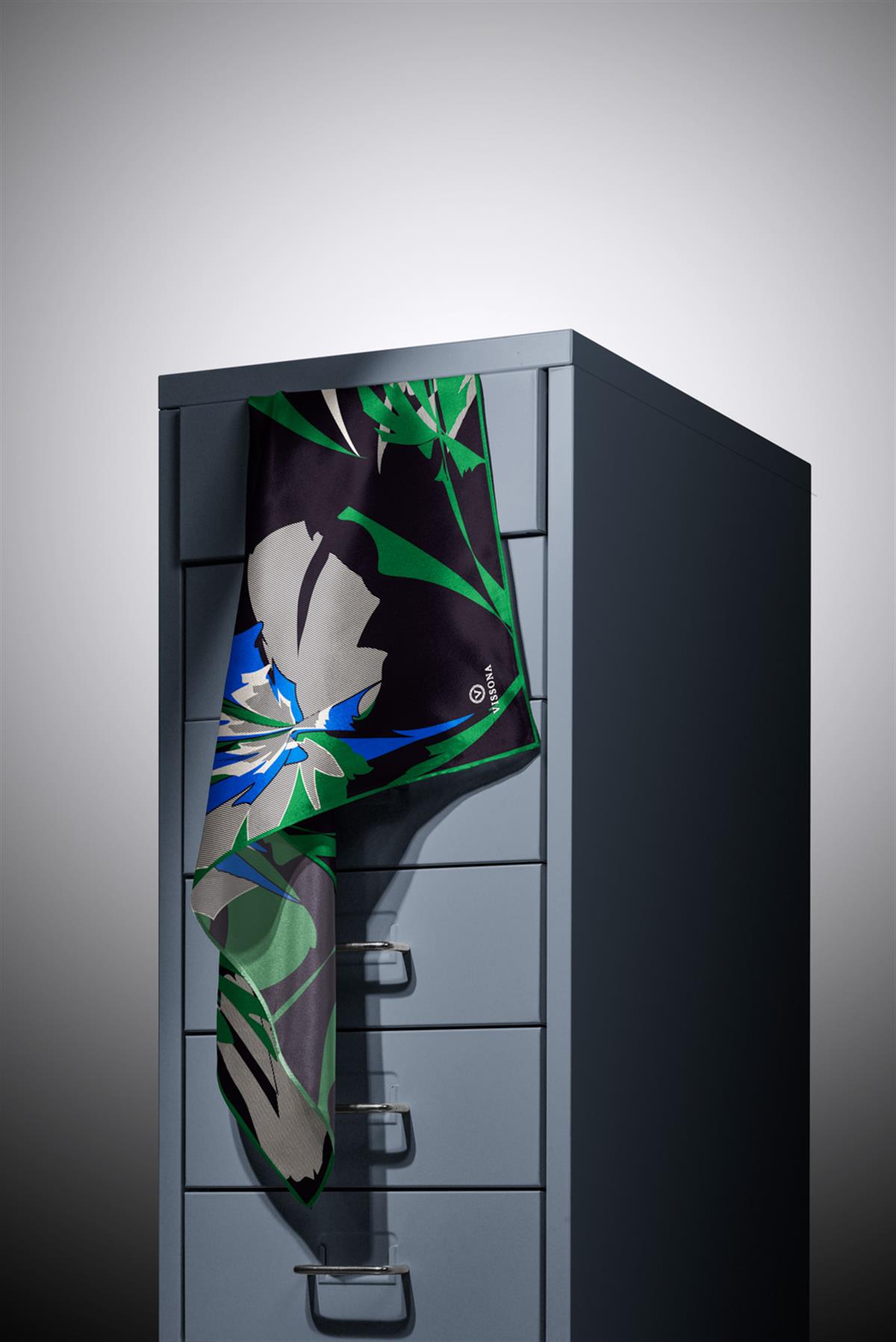 %100 Twill İpek Çiçek Desenli Siyah - Zümrüt Yeşili Renkli 90x90 Eşarp Dikim Şekli : El Dikişi