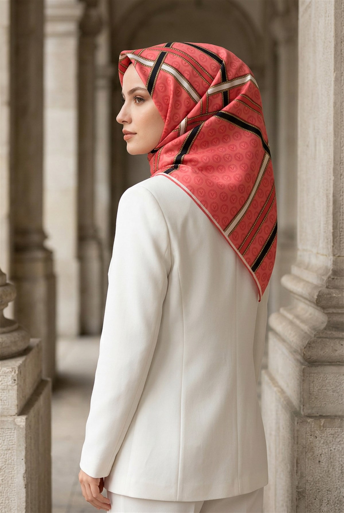 %100 Twill İpek Gold Şeritli Monogram Desenli Nar Çiçeği - Siyah Renkli 90x90 Eşarp Dikim Şekli : El Dikişi