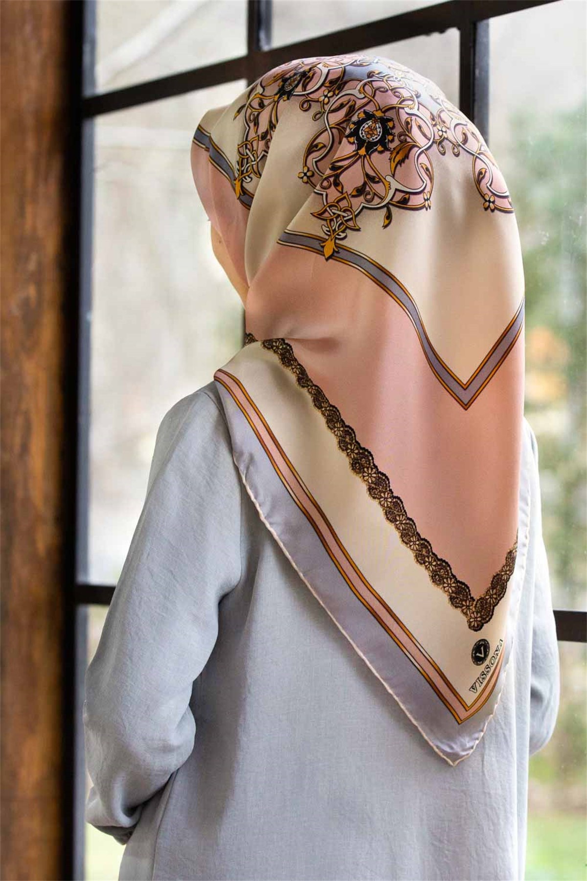 %100 Twill Barok Desenli Pudra - Gri Renkli 90x90 Eşarp Dikim Şekli: El Dikişi