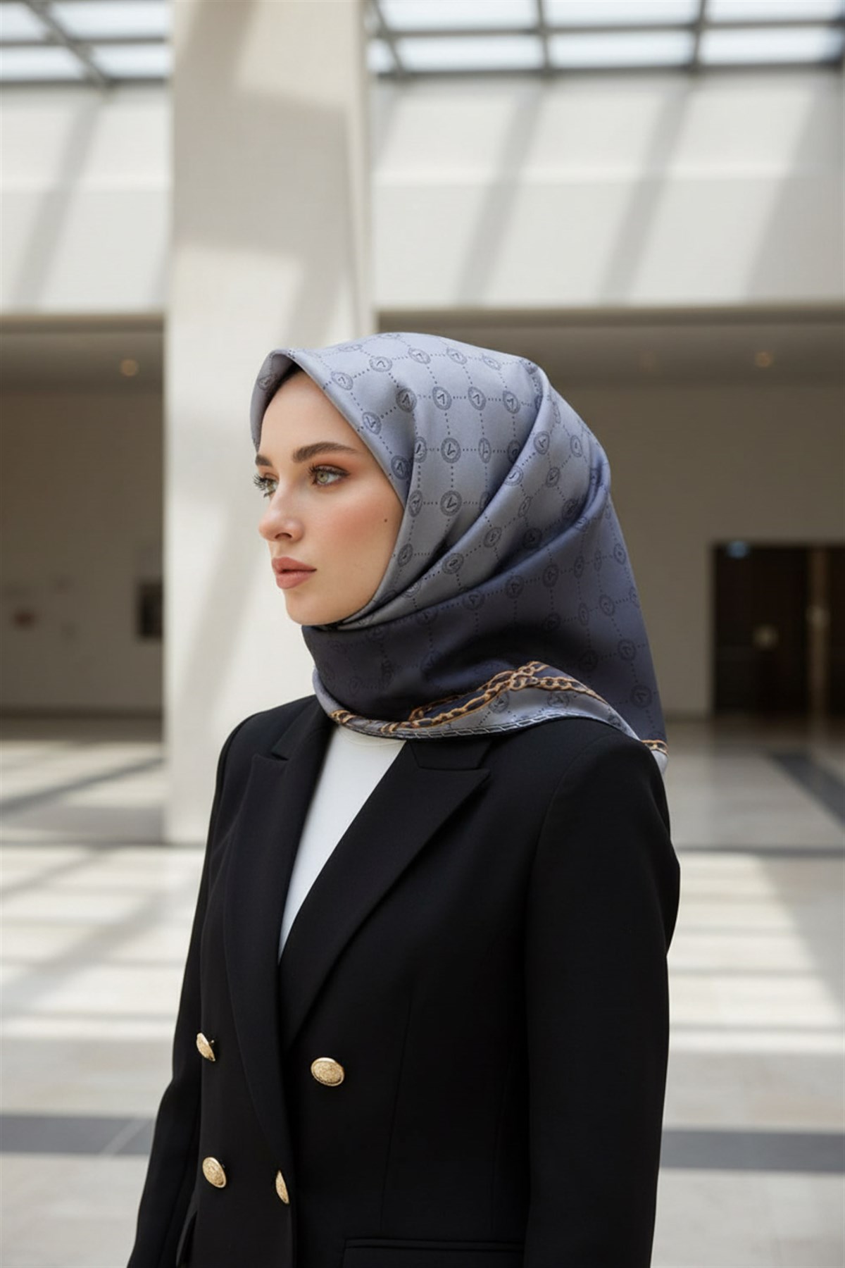 %100 Twill İpek Zincirli Ve Monogram Desenli Gümüş - Gold Renkli 90x90 Eşarp Dikim Şekli : El Dikişi