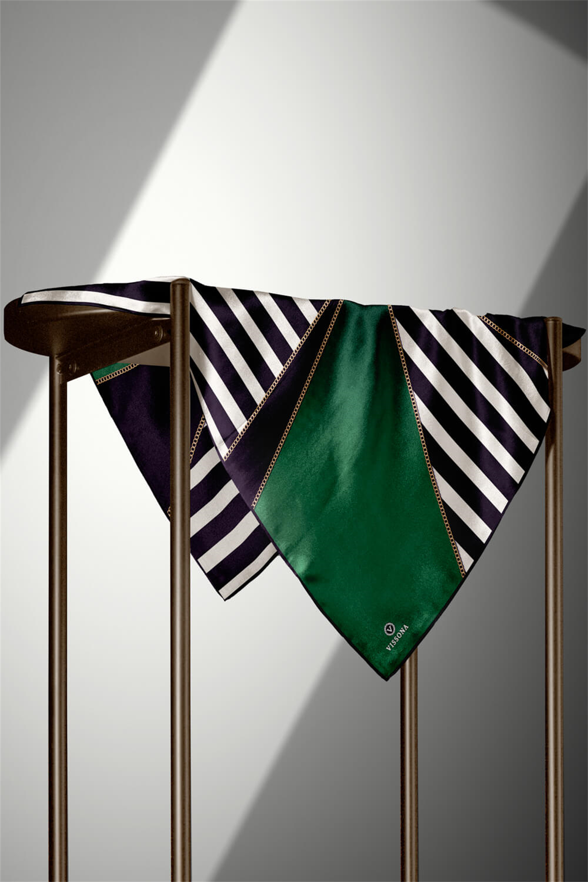 %100 Twill İpek Zincirli Çizgi Desenli Zümrüt Yeşili - Siyah Renkli 90x90 Eşarp Dikim Şekli : El Dikişi