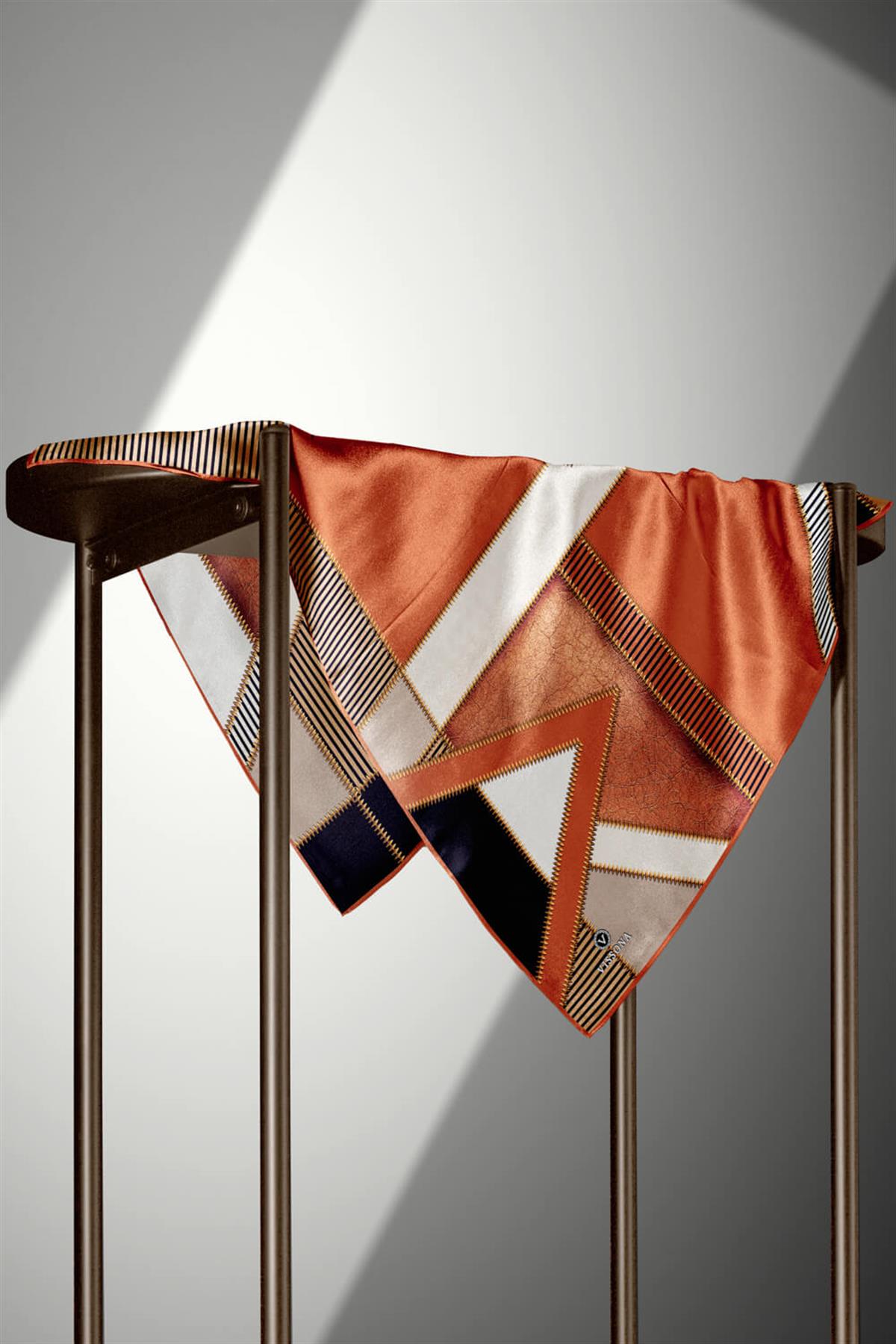 %100 Twill İpek Geometrik Desenli Taba - Siyah Renkli 90x90 Eşarp Dikim Şekli : El Dikişi