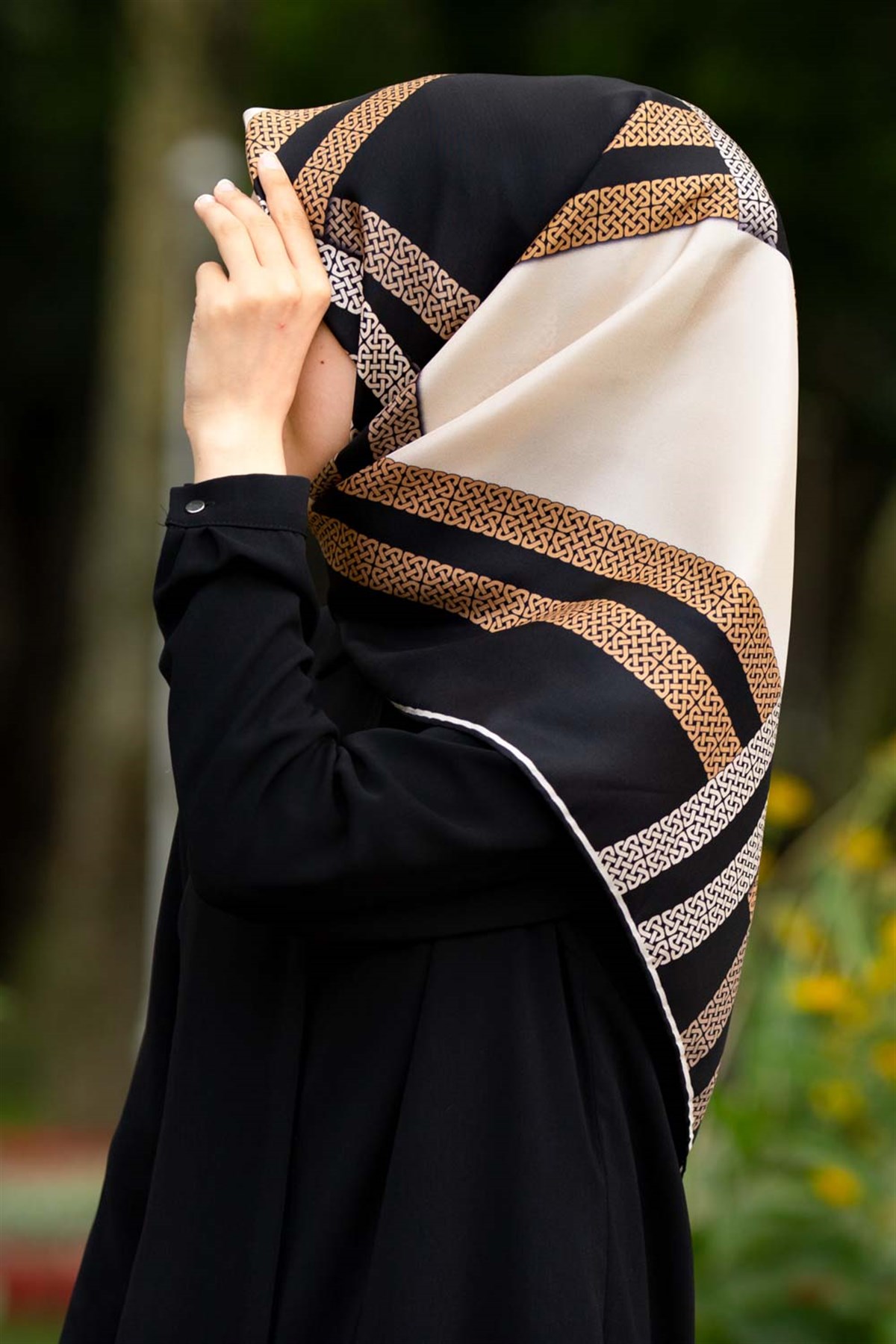 % 57 İPEK % 43 VİSKON Twill İpek Geometrik Desenli Siyah - Krem Renkli 90x90 Eşarp Dikim Şekli : El Dikişi