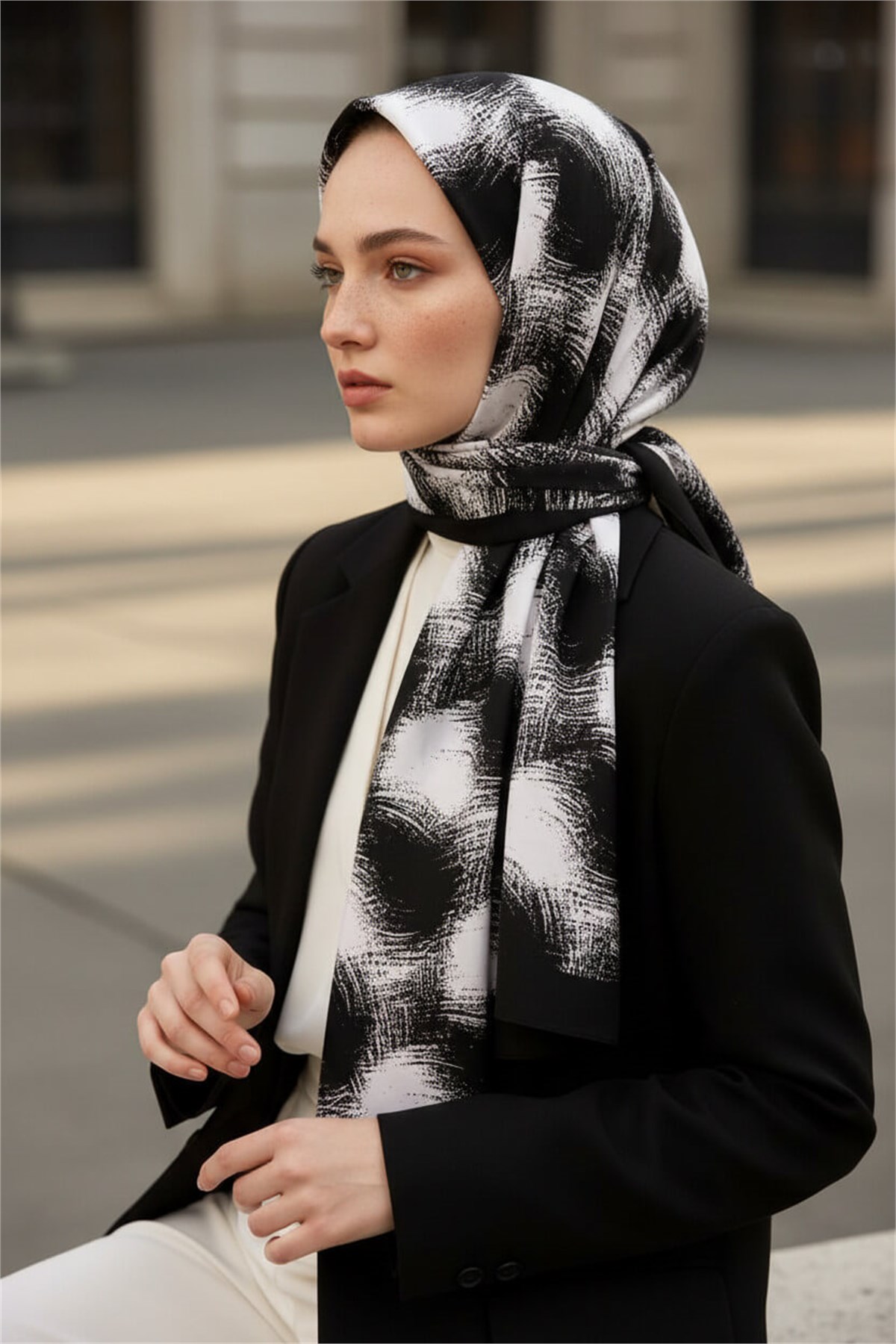 KREP GEOMETRİK DESENLİ SİYAH - BEYAZ RENKLİ 75X195 KIRIŞMAZ ŞAL