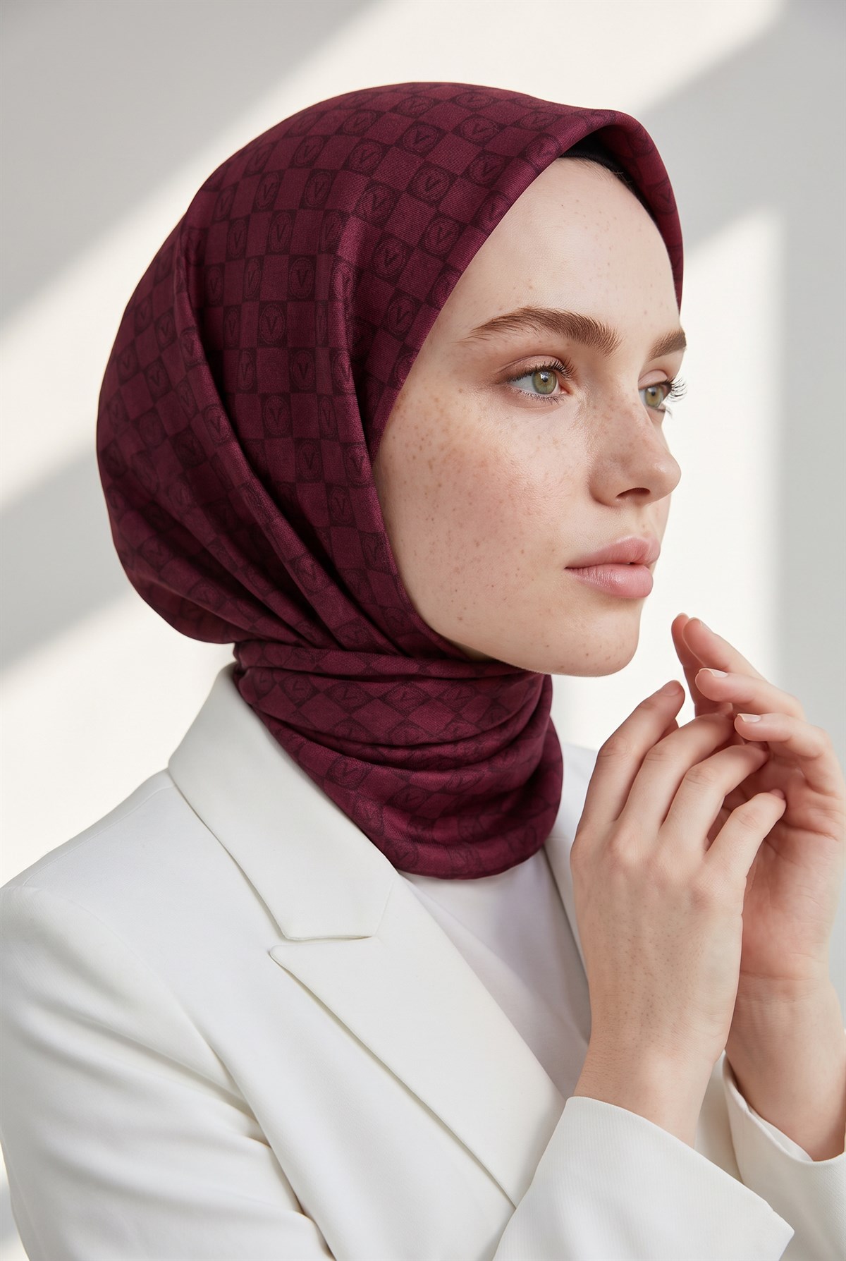 %100 Twill İpek Monogram Desenli Şarabi Renkli 90x90 Eşarp Dikim Şekli : El Dikişi