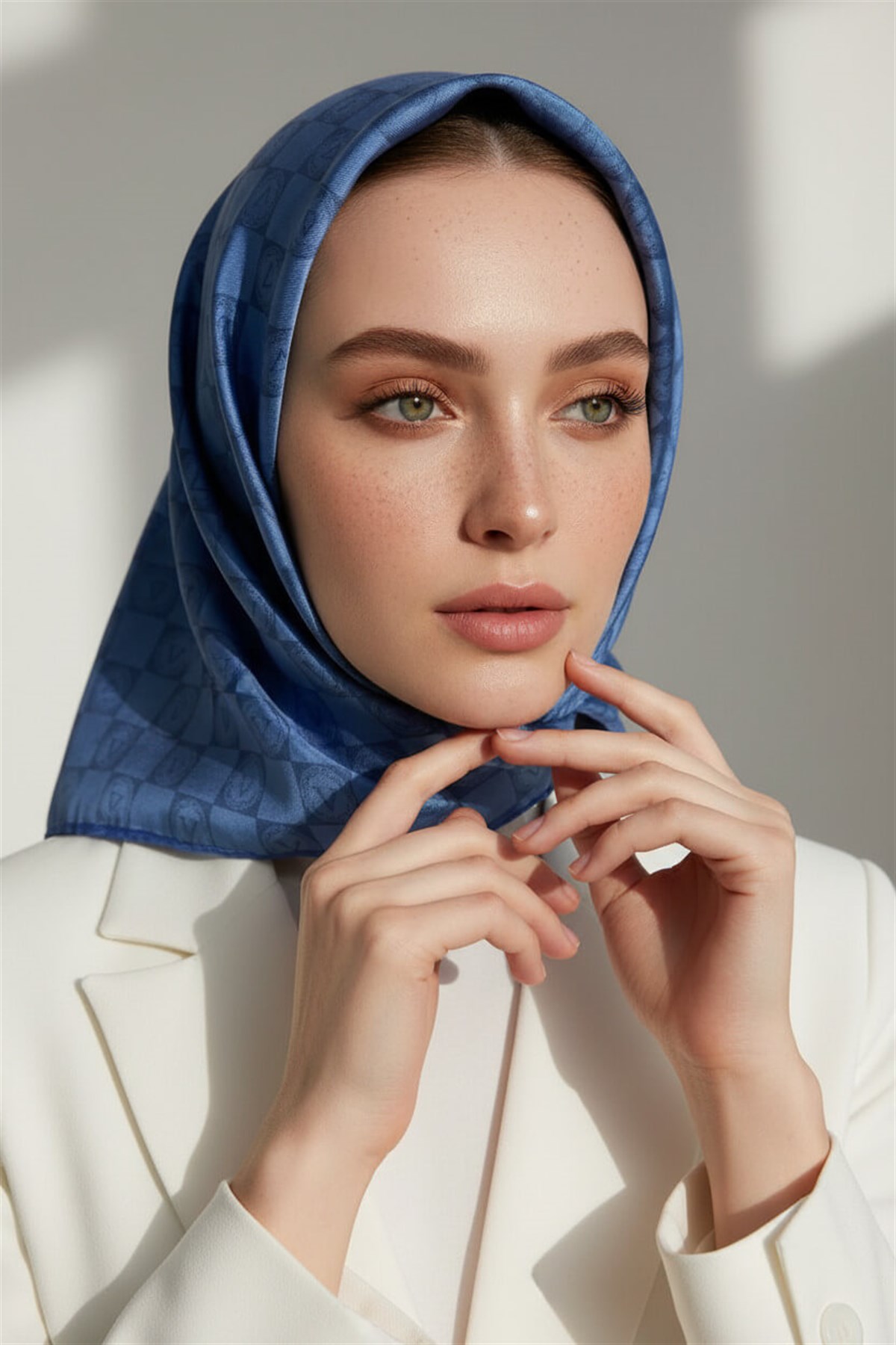 %100 Twill İpek Monogram Desenli İndigo Renkli 90x90 Eşarp Dikim Şekli : El Dikişi