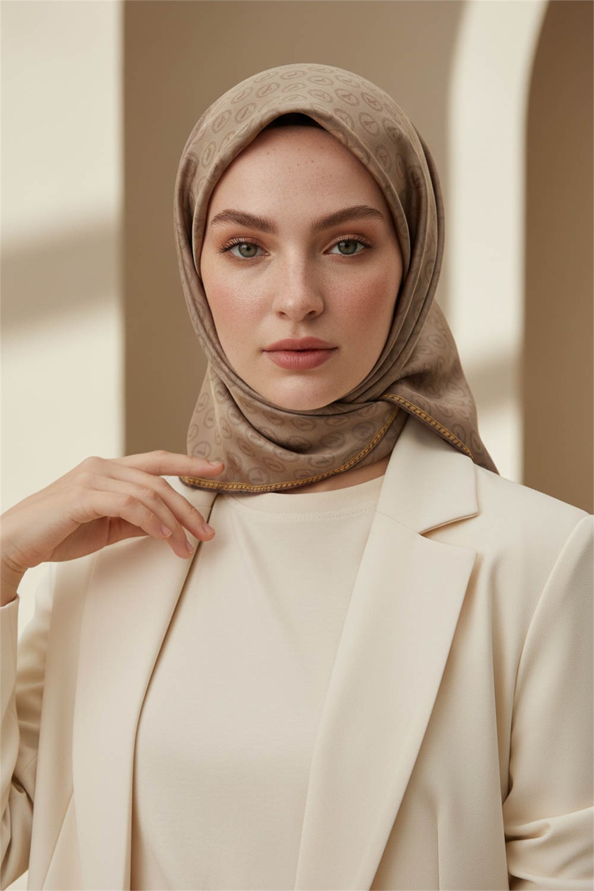 Rayon Degra Desenli Bej Renkli 90x90 Dikim Şekli : El Dikişi Eşarp (İpek İçermez) Kenar Dikiş Şekli El Dikişli