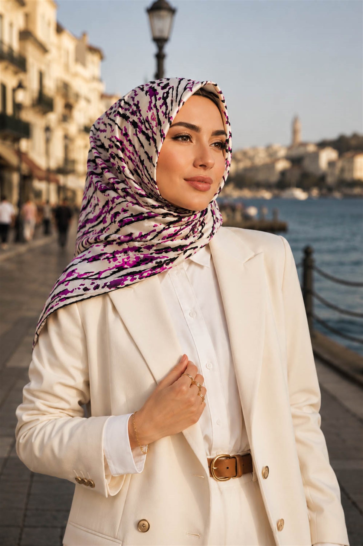 %100 Twill İpek Çizgi Desenli Krem - Fuşya Renkli 90x90 Eşarp Dikim Şekli : El Dikişi