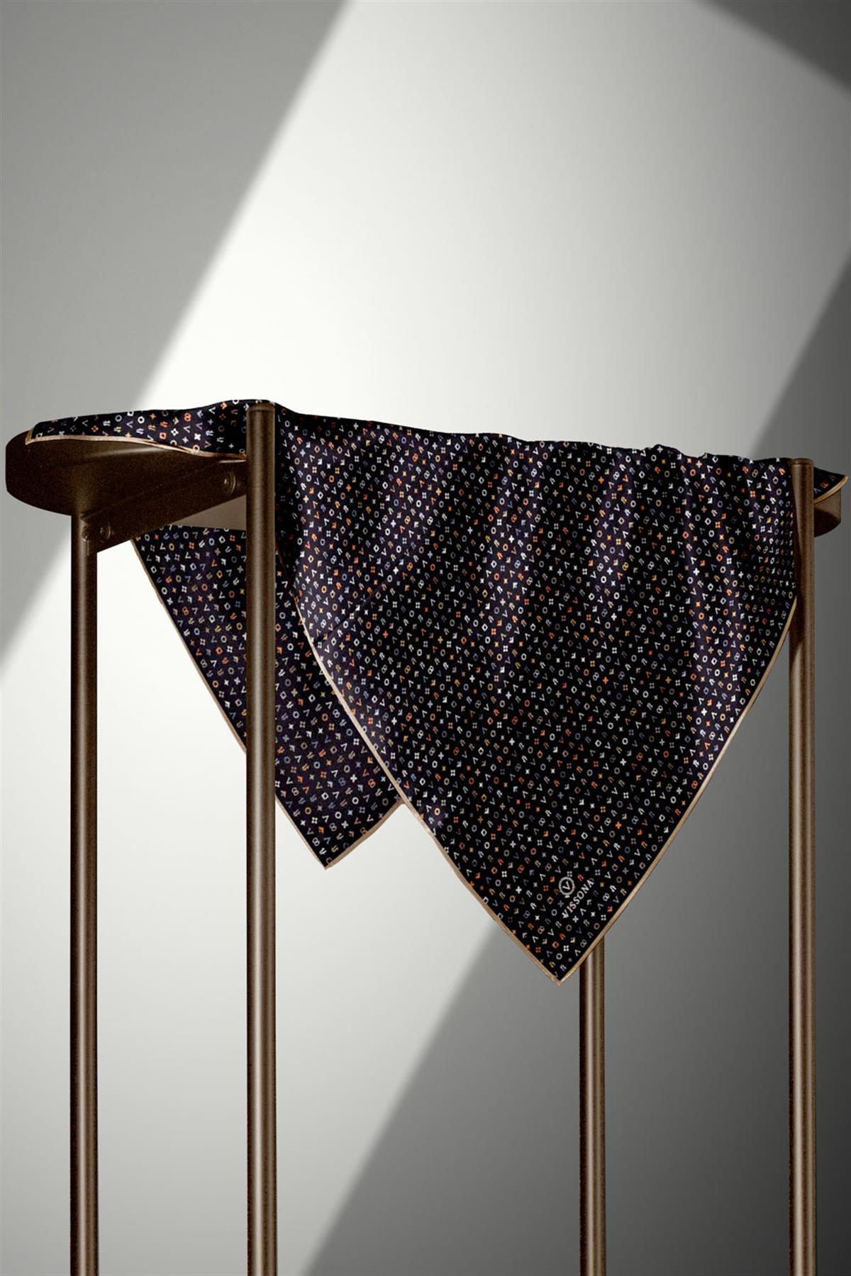 %100 Twill İpek Çıtır Motif Desenli Siyah - Bej Renkli 90x90 Eşarp Dikim Şekli : El Dikişi