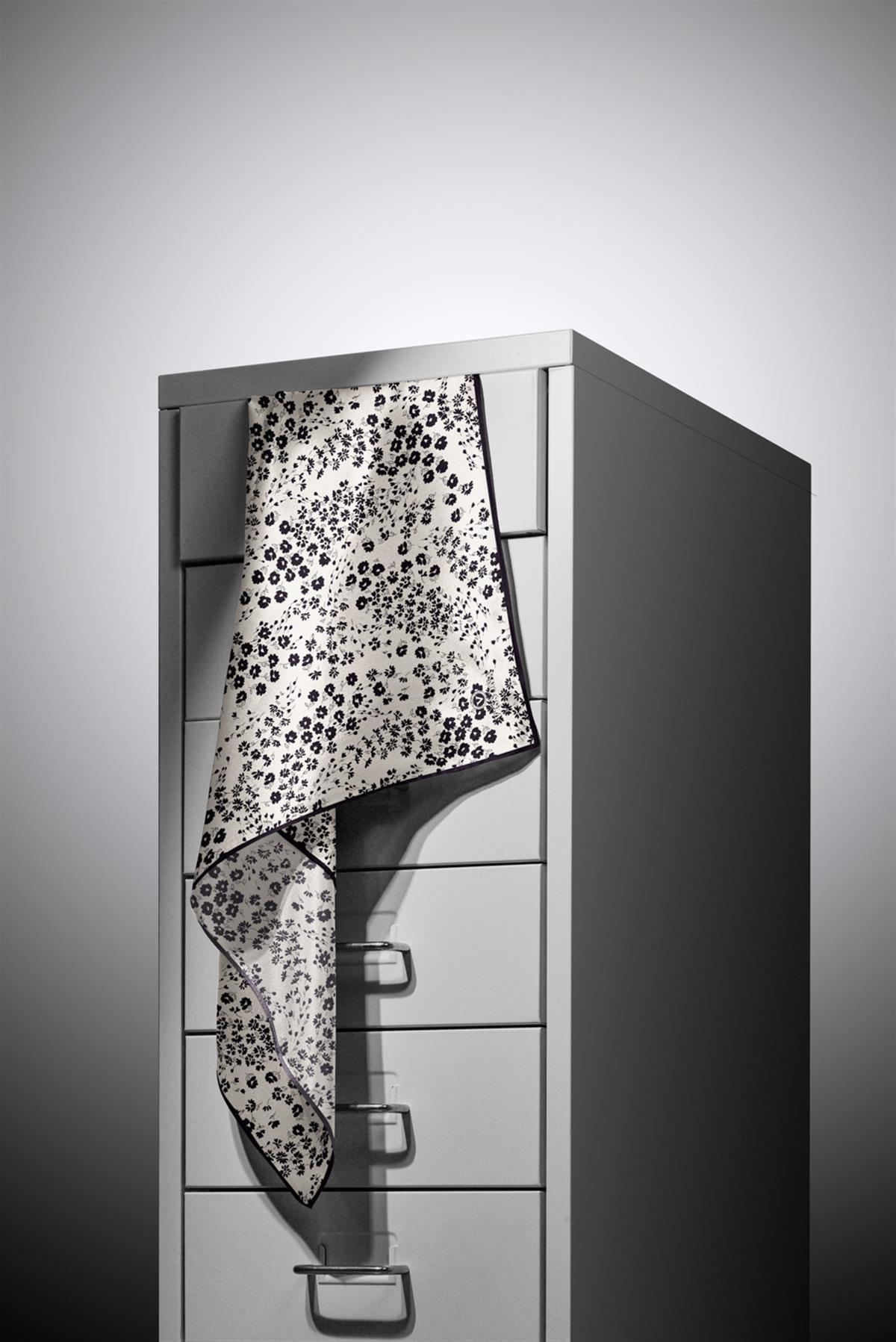 %100 Twill İpek Çıtır Çiçek Desenli Krem - Siyah Renkli 90x90 Eşarp Dikim Şekli : El Dikişi