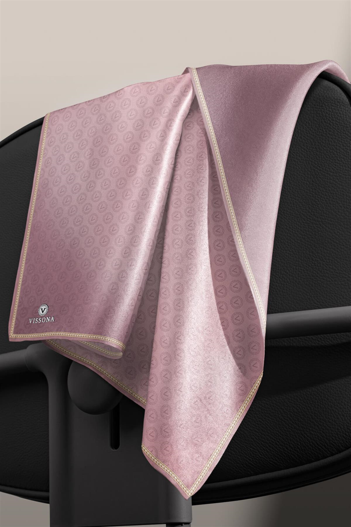 % 57 İPEK % 43 VİSKON Twill İpek Monogram Desenli Pudra - Gold Renkli 90x90 Eşarp Dikim Şekli : El Dikişi