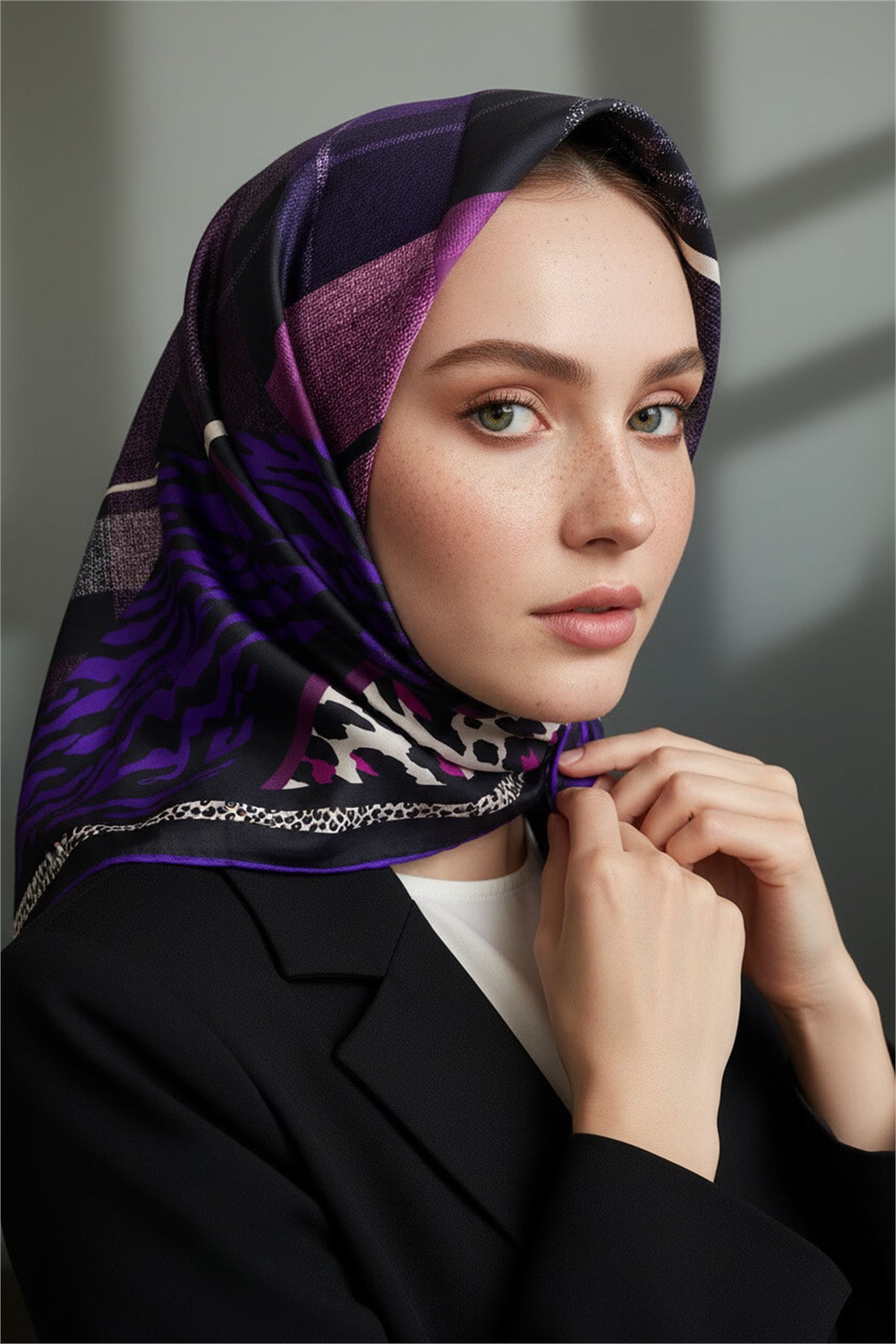 %100 Twill İpek Ekoseli Ve Leopar Desenli Siyah - Mor Renkli 90x90 Eşarp Dikim Şekli : El Dikişi