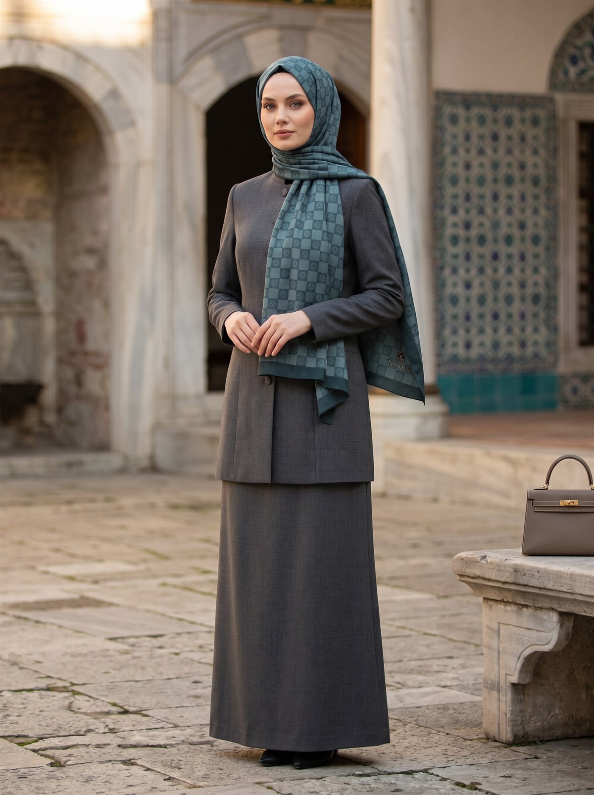 KREP MONOGRAM DESENLİ ZÜMRÜT YEŞİLİ RENKLİ 75X195 KIRIŞMAZ ŞAL