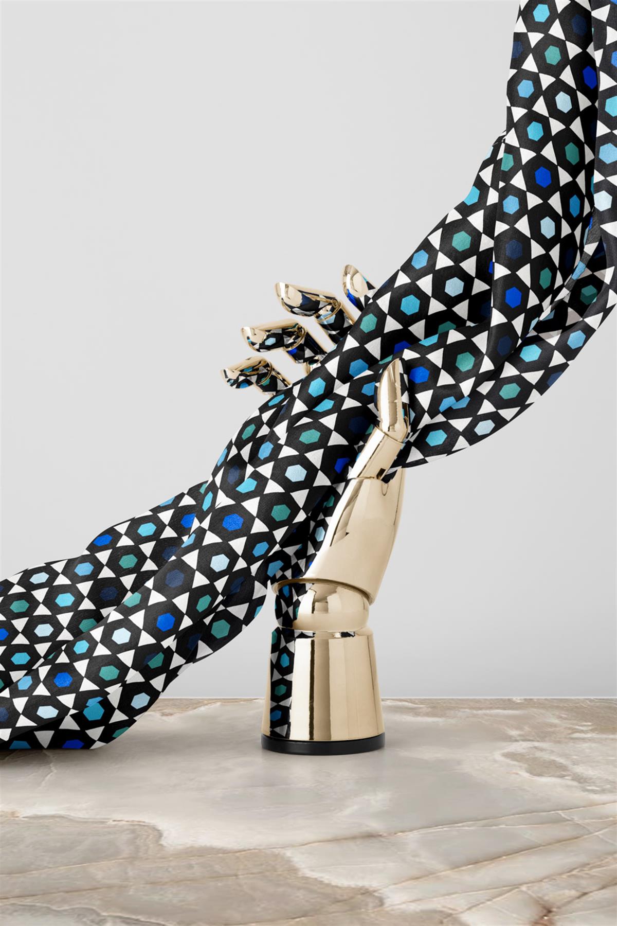 %100 Twill İpek Nokta Desenli Siyah - Saks Renkli 90x90 Eşarp Dikim Şekli : El Dikişi