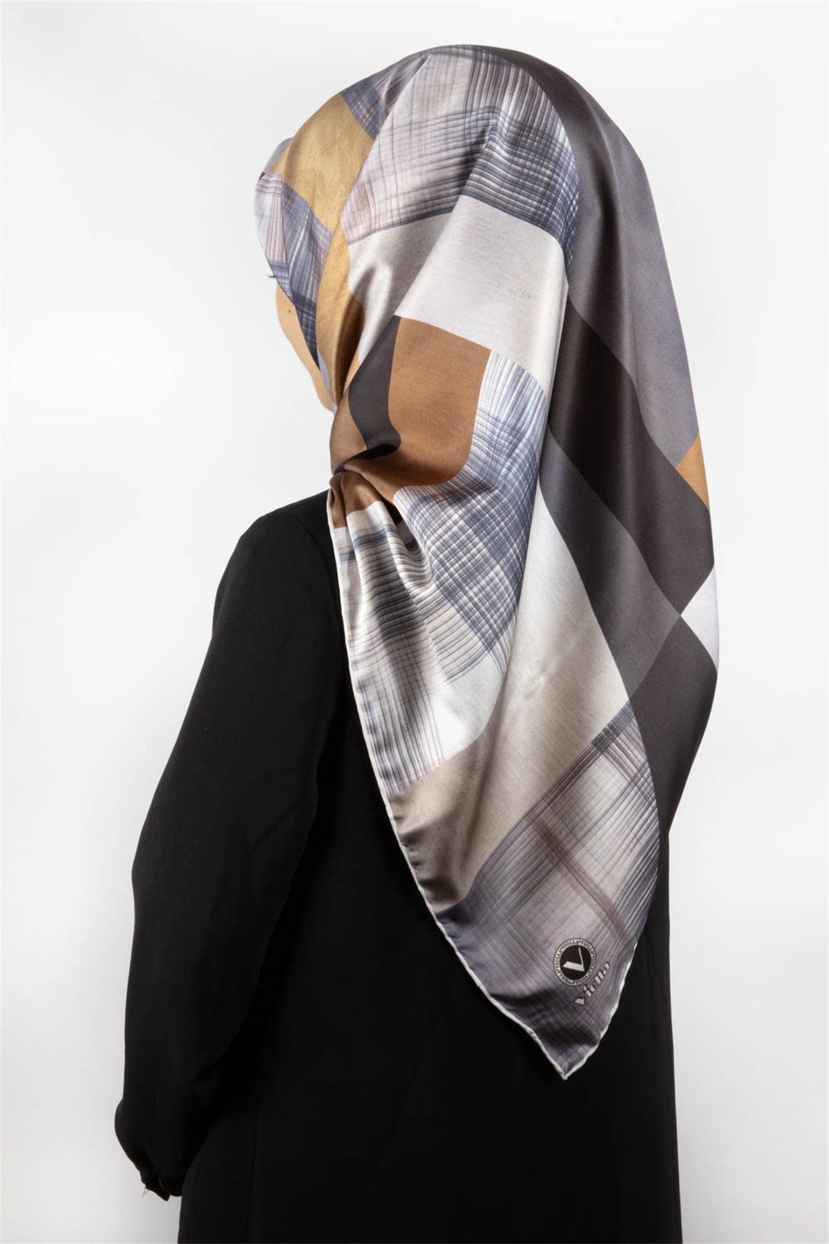 Twill Geometrik Desenli Gri Renkli 90x90 Eşarp (İpek İçermez) Kenar Dikiş Şekli El Dikişli