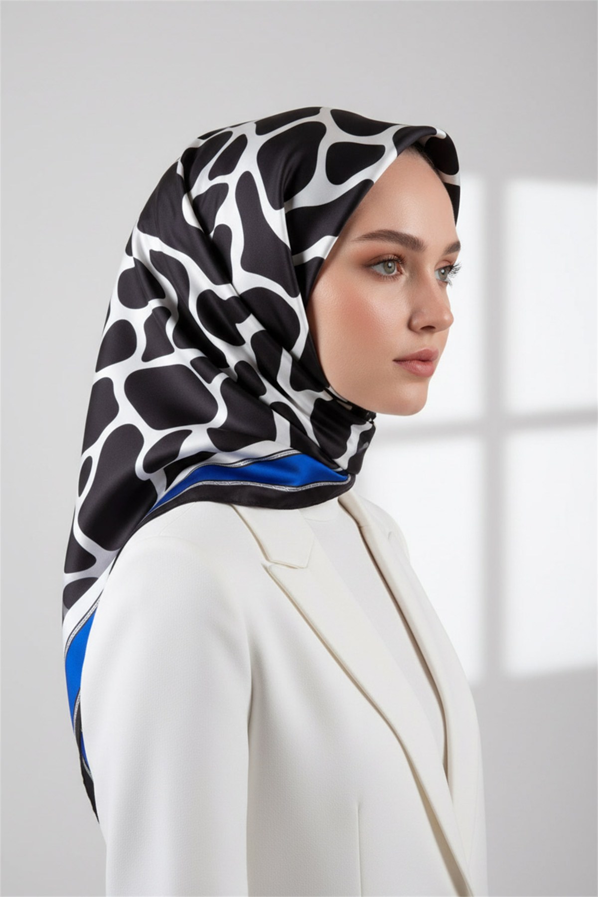 Kristal Taş Desenli Saks Renkli 90x90 Eşarp (İpek İçermez) Dikim Şekli : El Dikişi