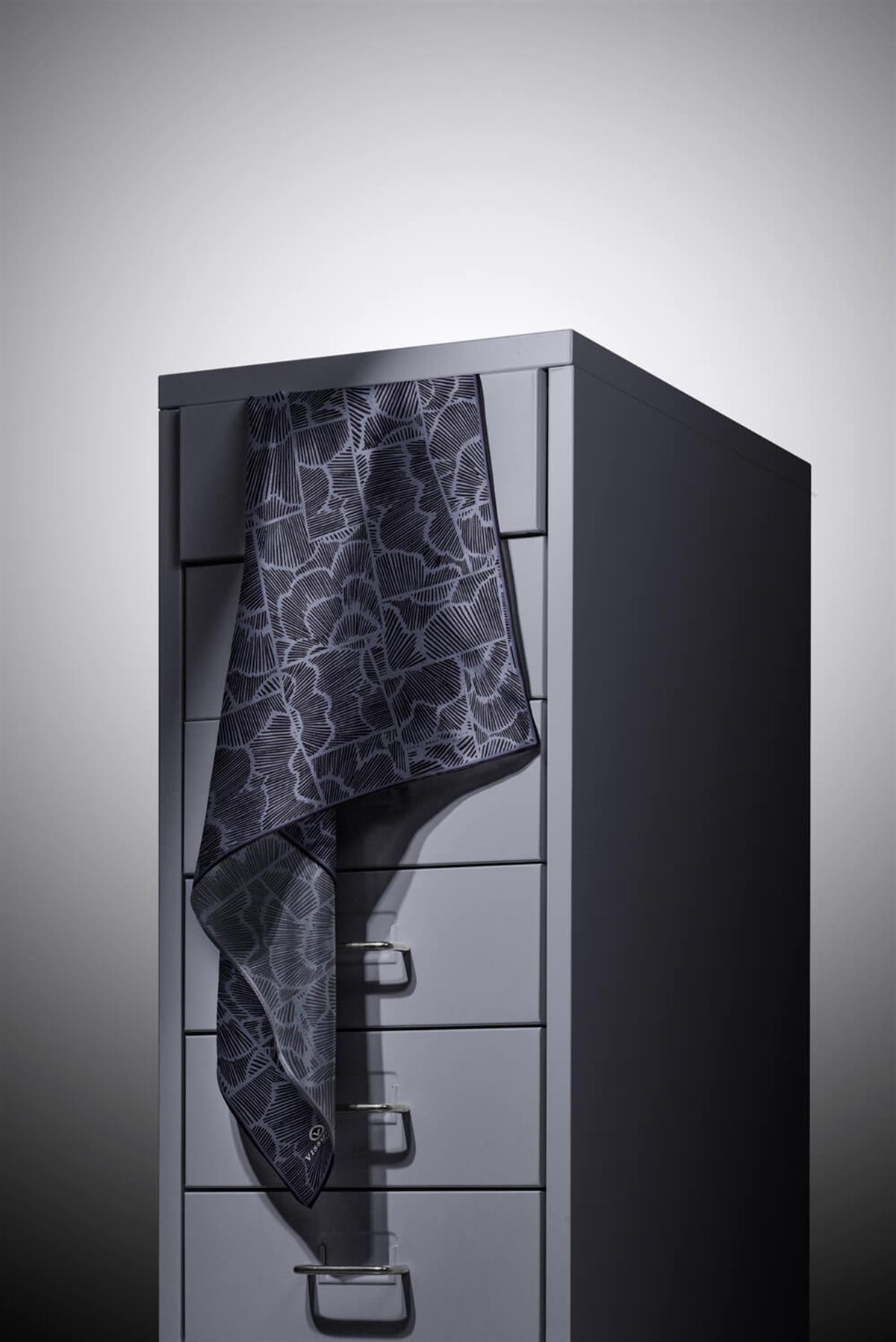 %100 Twill İpek Geometrik Desenli Gri - Siyah Renkli 90x90 Eşarp Dikim Şekli : El Dikişi