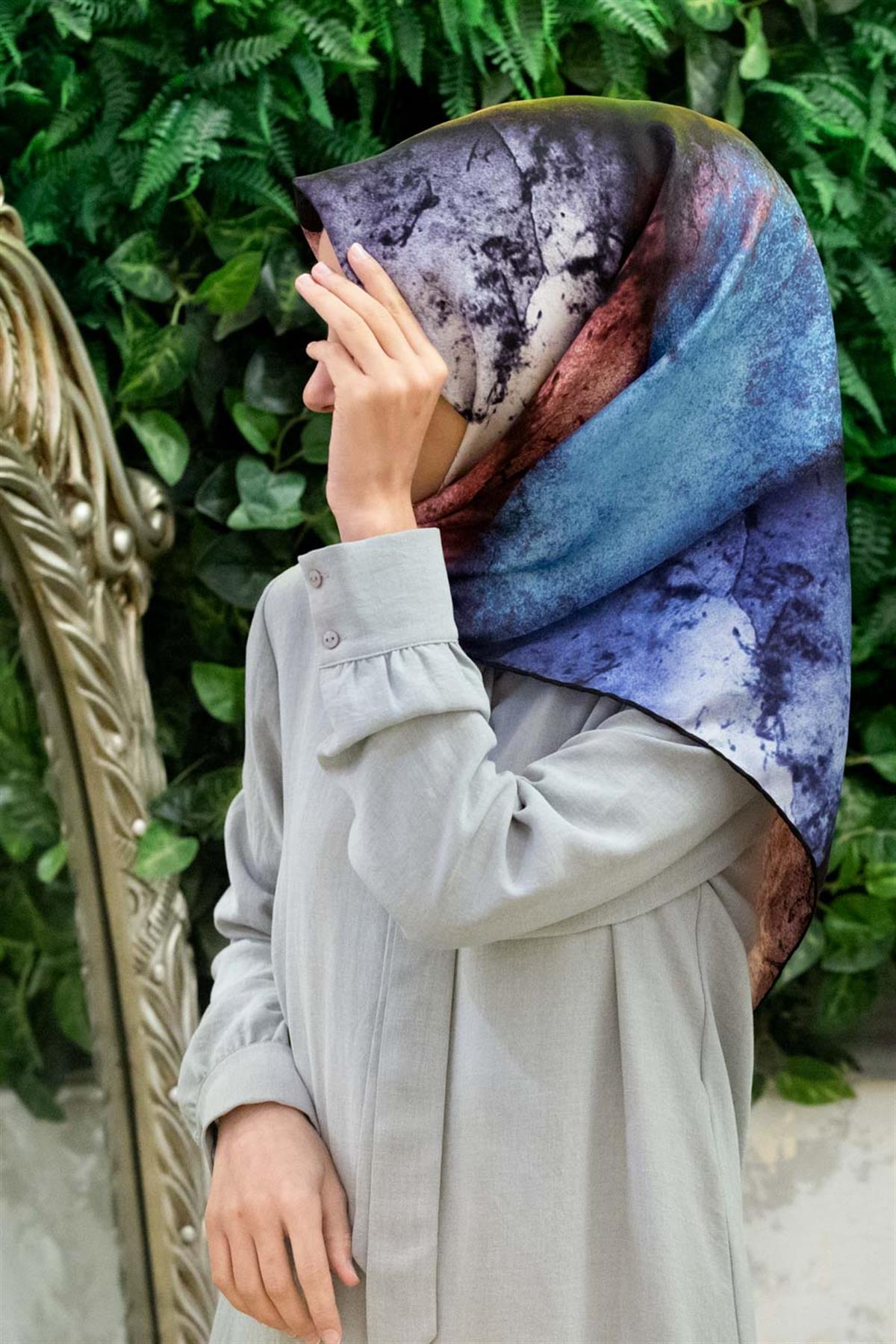 %100 Twill İpek Dokulu Ve Geometrik Desenli Gül Kurusu - İndigo Renkli 90x90 Eşarp Dikim Şekli : El Dikişi