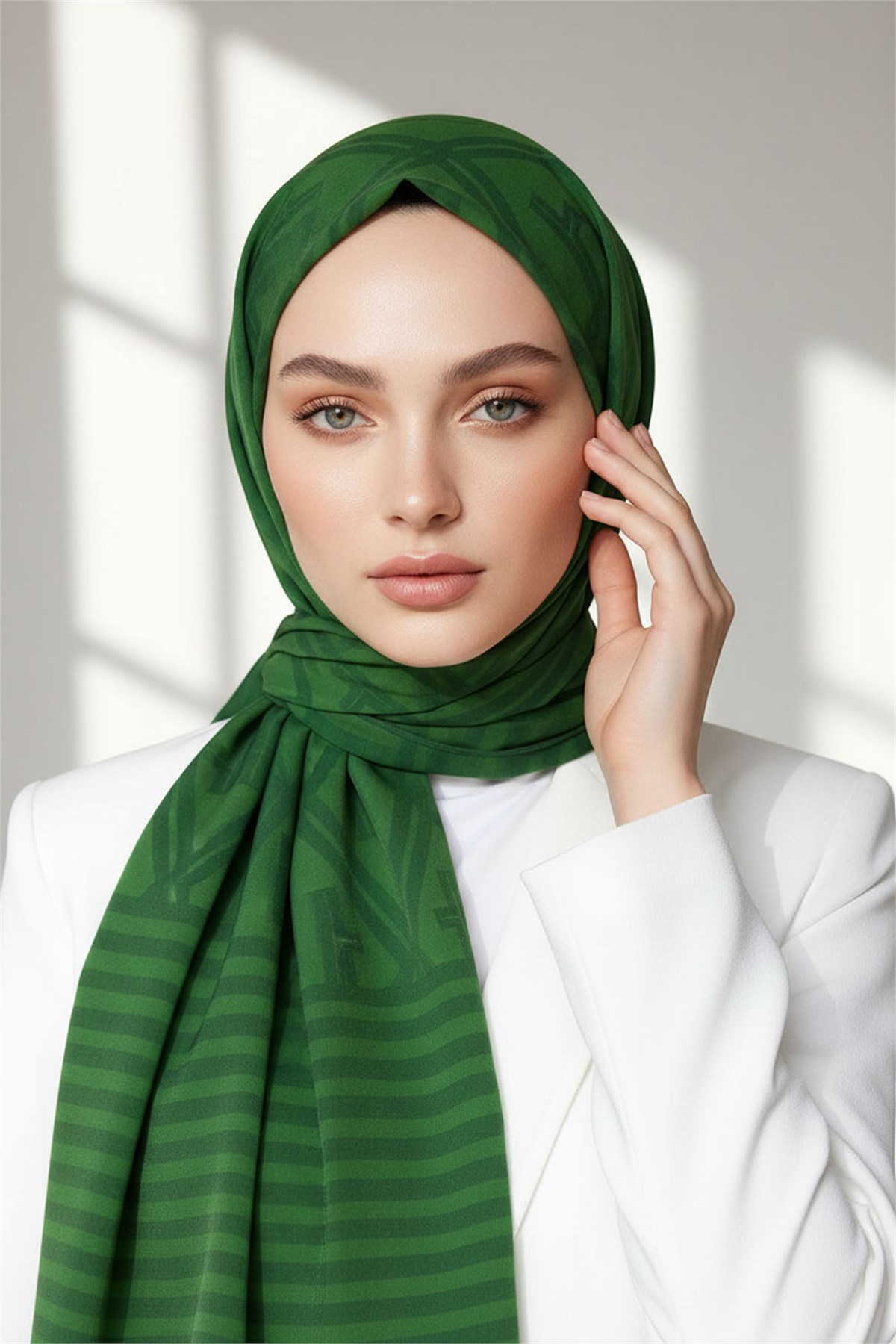 KREP MONOGRAM DESENLİ ZÜMRÜT YEŞİLİ RENKLİ 75X195 KIRIŞMAZ ŞAL