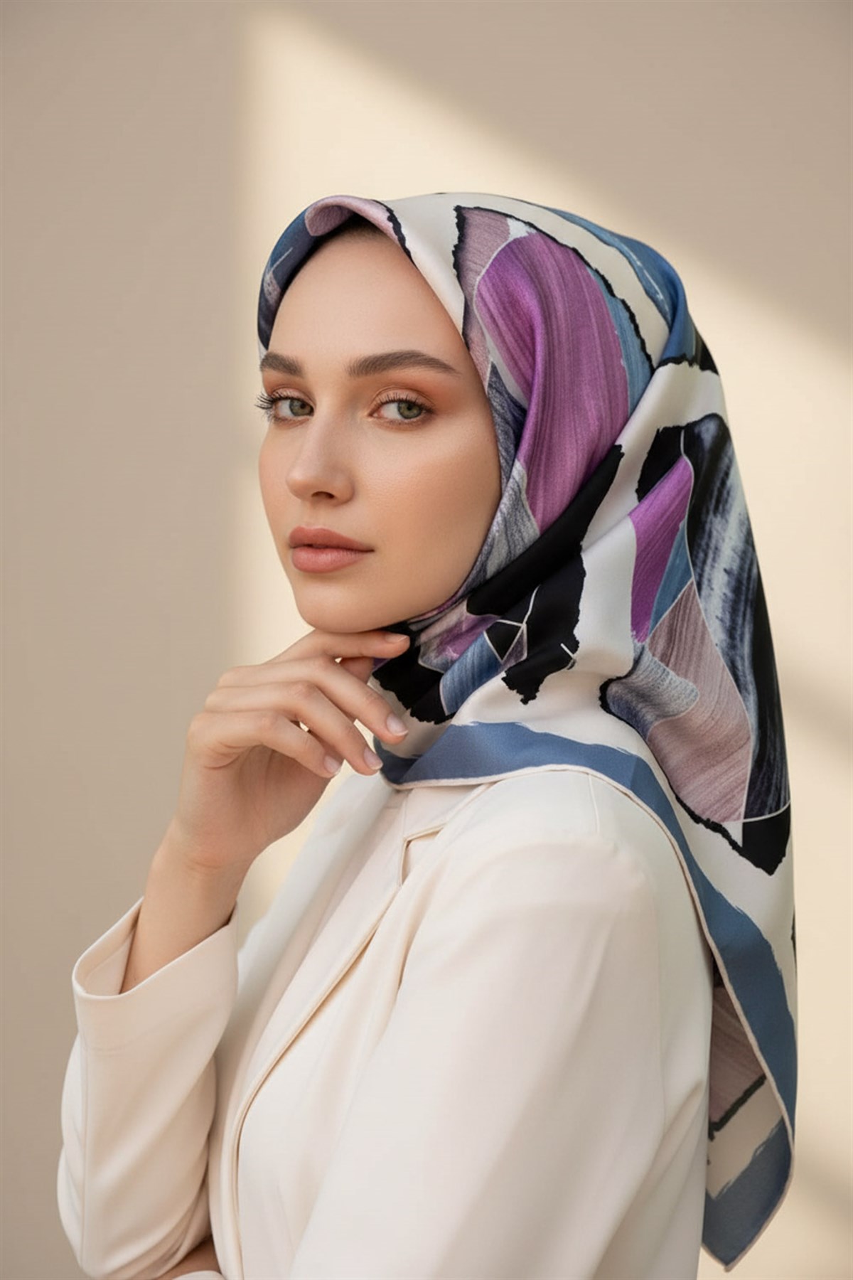 %100 Twill İpek Geometrik Desenli Bebe Mavisi - Pembe Renkli 90x90 Eşarp Dikim Şekli : El Dikişi