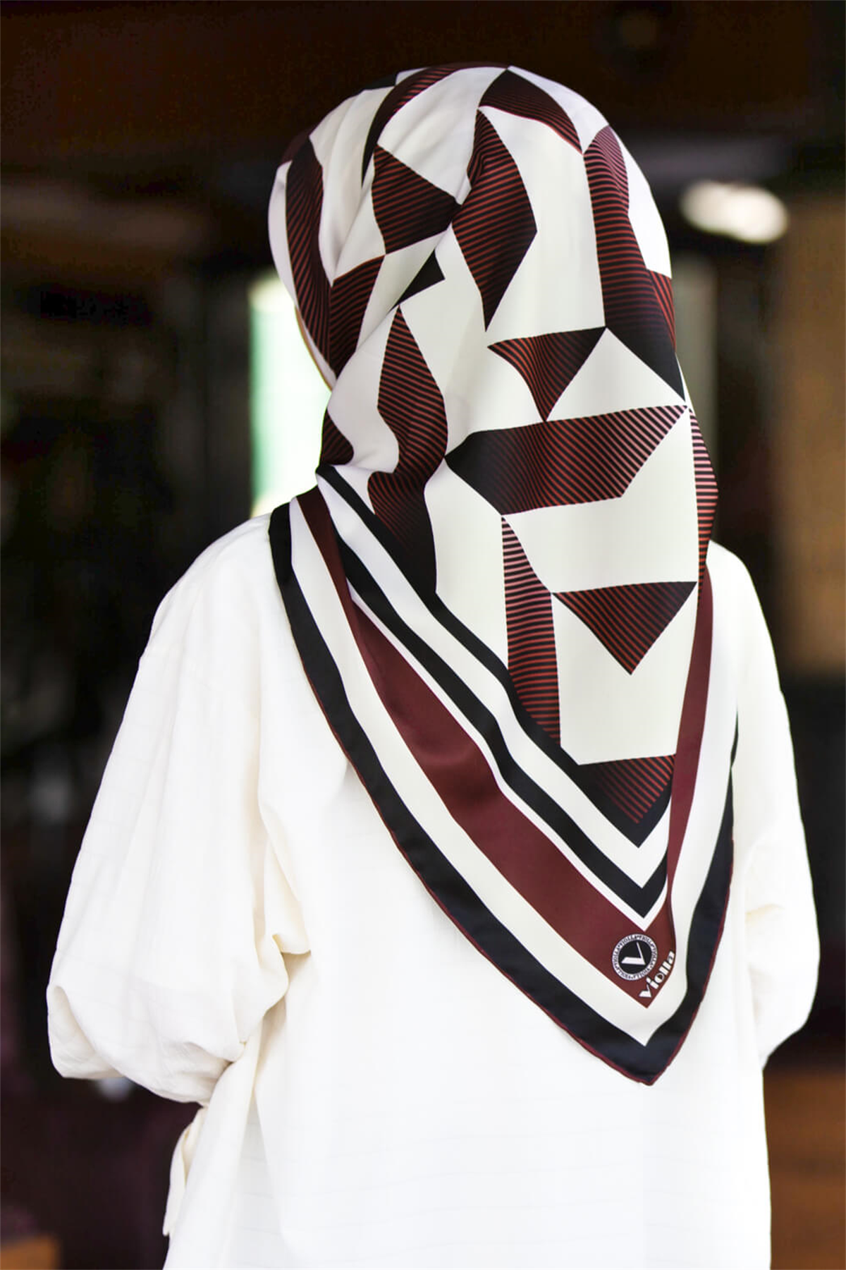 Twill Geometrik Desenli Şarabi Renkli 90x90 Eşarp (İpek İçermez) Kenar Dikiş Şekli El Dikişli