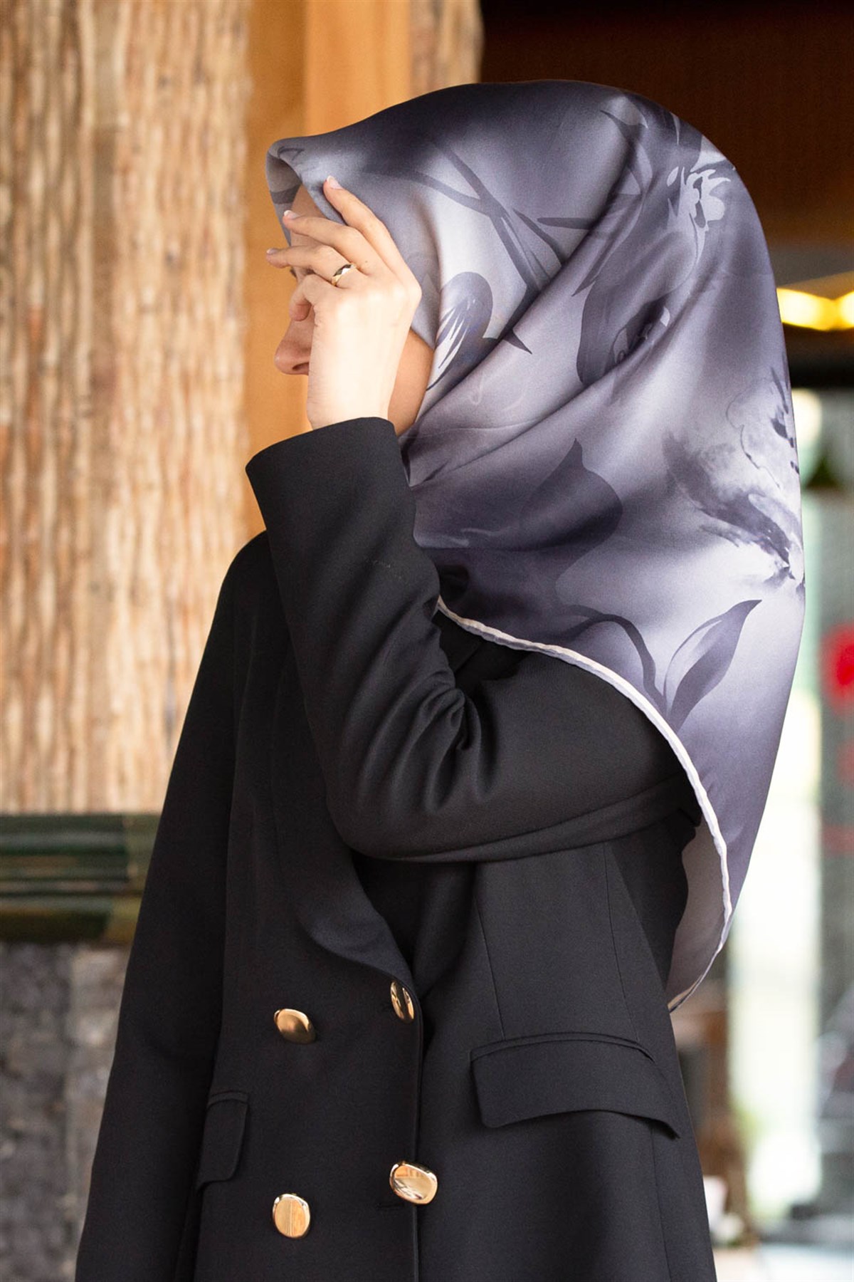 100% Twill İpek Çiçek Desenli Gümüş Renkli 90x90 Dikim Şekli : El Dikişi Eşarp