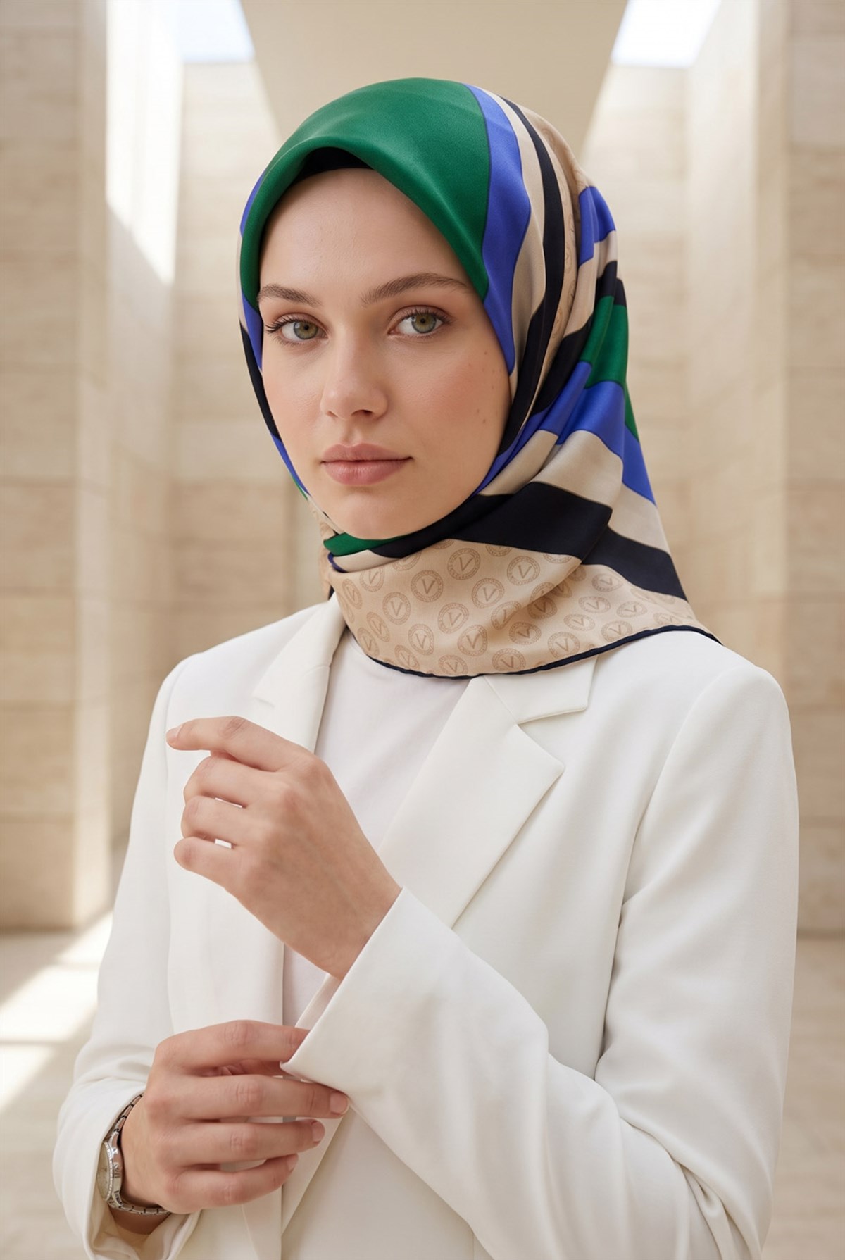 %100 Twill İpek Monogram Ve Geometrik Desenli Saks - Zümrüt Yeşili  Renkli 90x90 Eşarp Dikim Şekli : El Dikişi