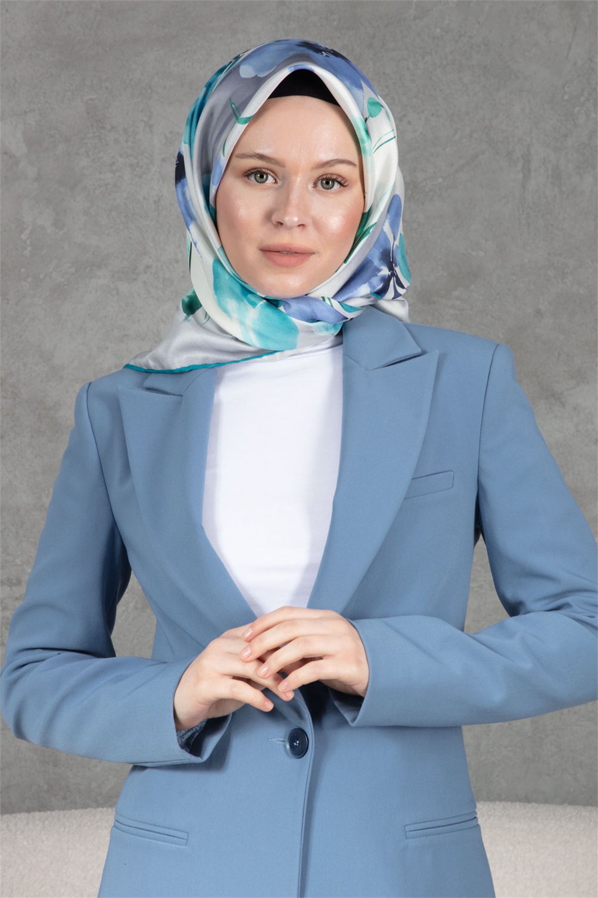 %100 Twill İpek Çiçek Desenli Gri - İndigo Renkli 90x90 Dikim Şekli : El Dikişi Eşarp