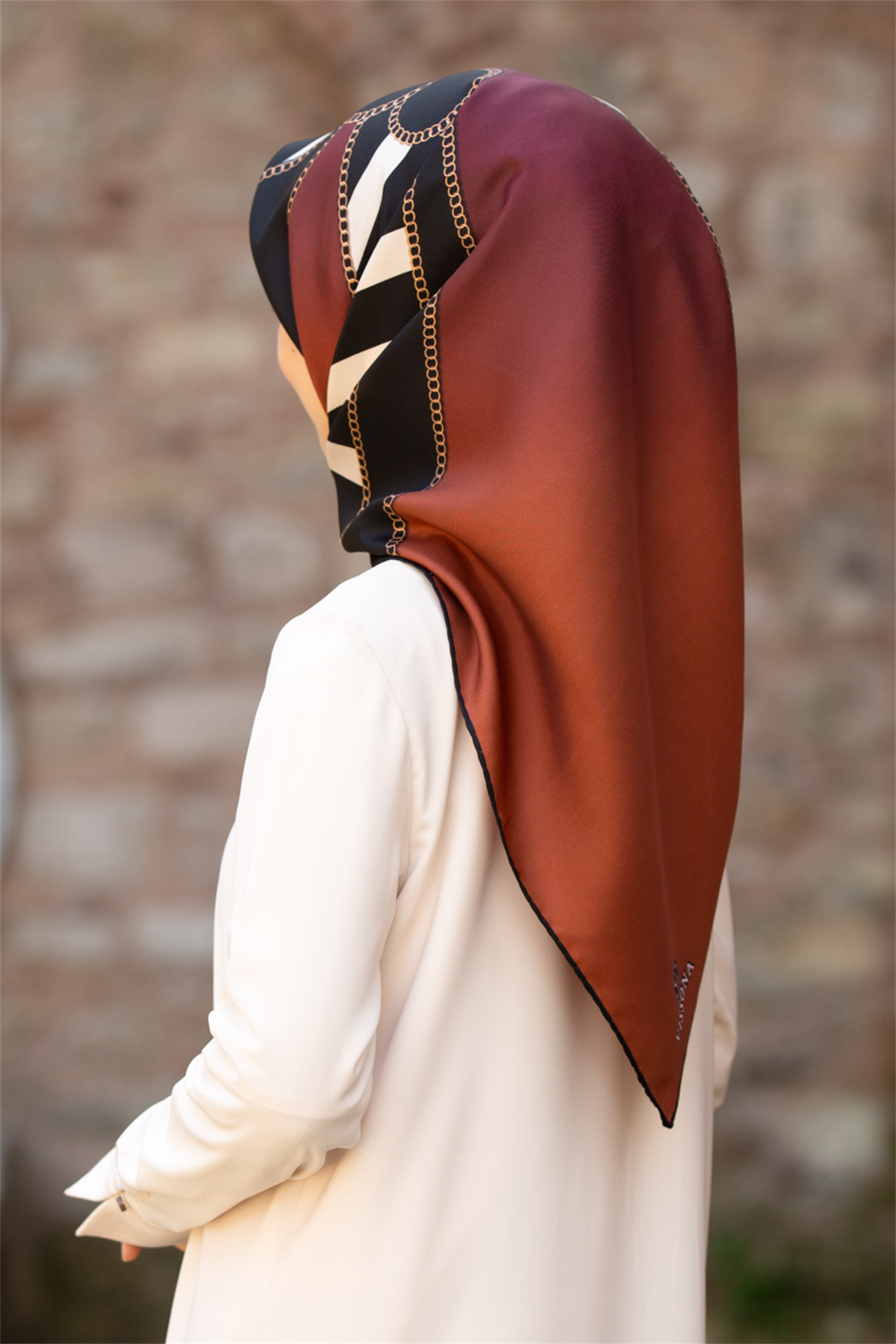 %100 Twill İpek Zincirli Çizgi Desenli Taba - Siyah Renkli 90x90 Eşarp Dikim Şekli : El Dikişi