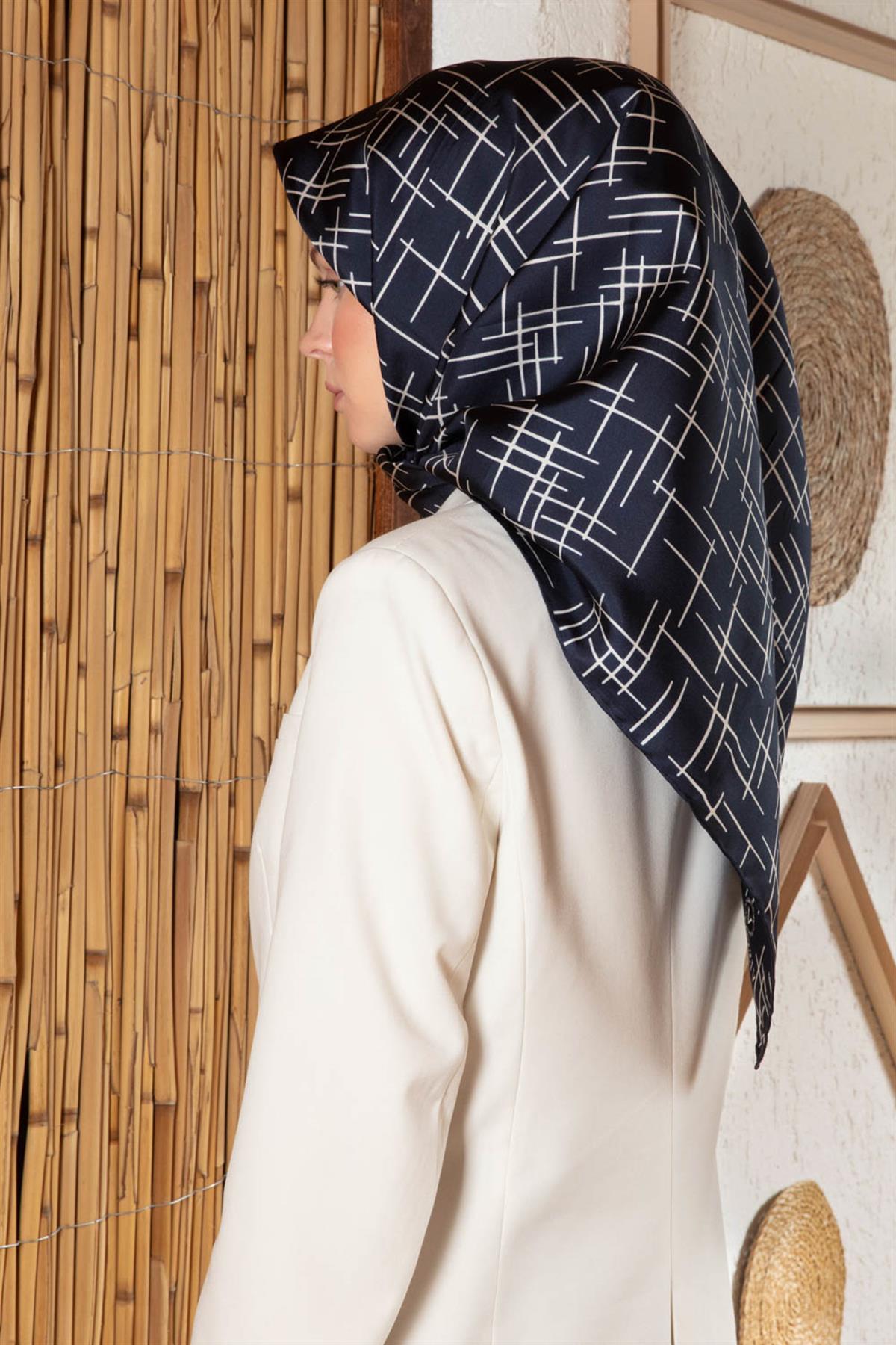 %100 Twill İpek Çizgi Desenli Lacivert - Krem Renkli 90x90 Eşarp Dikim Şekli : El Dikişi