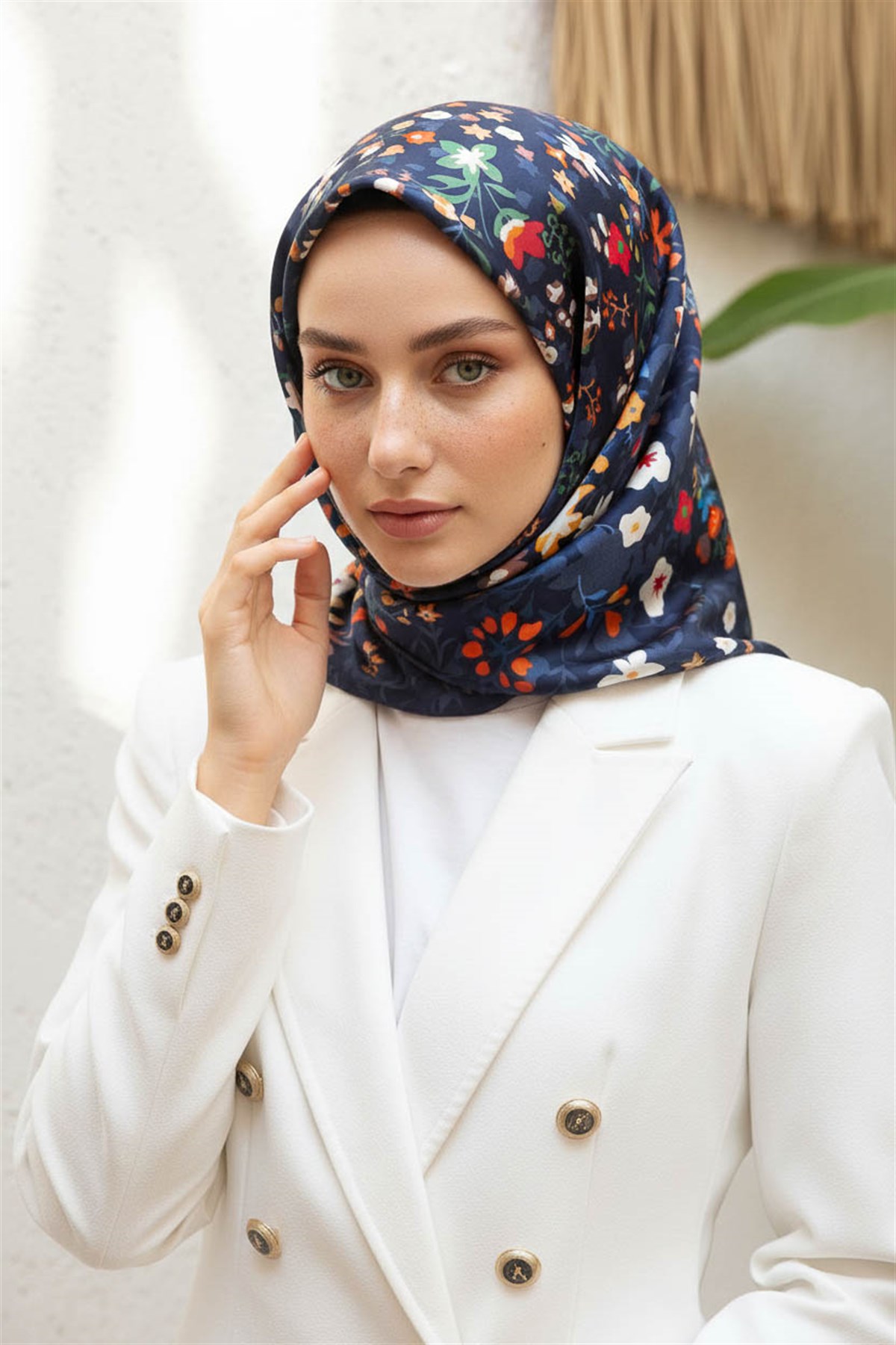 %100 Twill İpek Çıtır Çiçek Desenli Lacivert - Kırmızı Renkli 90x90 Eşarp Dikim Şekli : El Dikişi