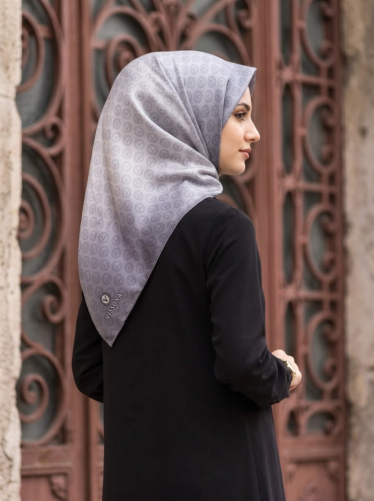 %100 Twill İpek Monogram Desenli Gümüş Renkli 90x90 Eşarp Dikim Şekli : El Dikişi