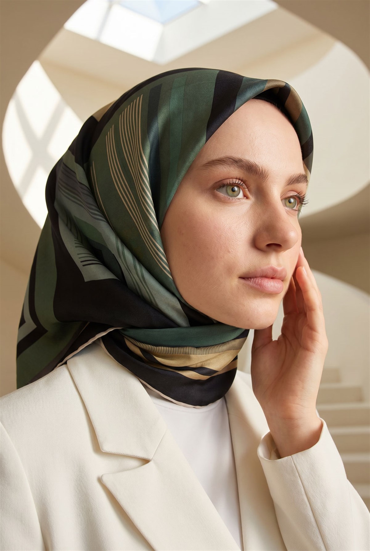 %100 Twill İpek Kare Desenli Siyah - Mint Yeşili Renkli 90x90 Eşarp Kenar Dikiş Şekli El Dikişli