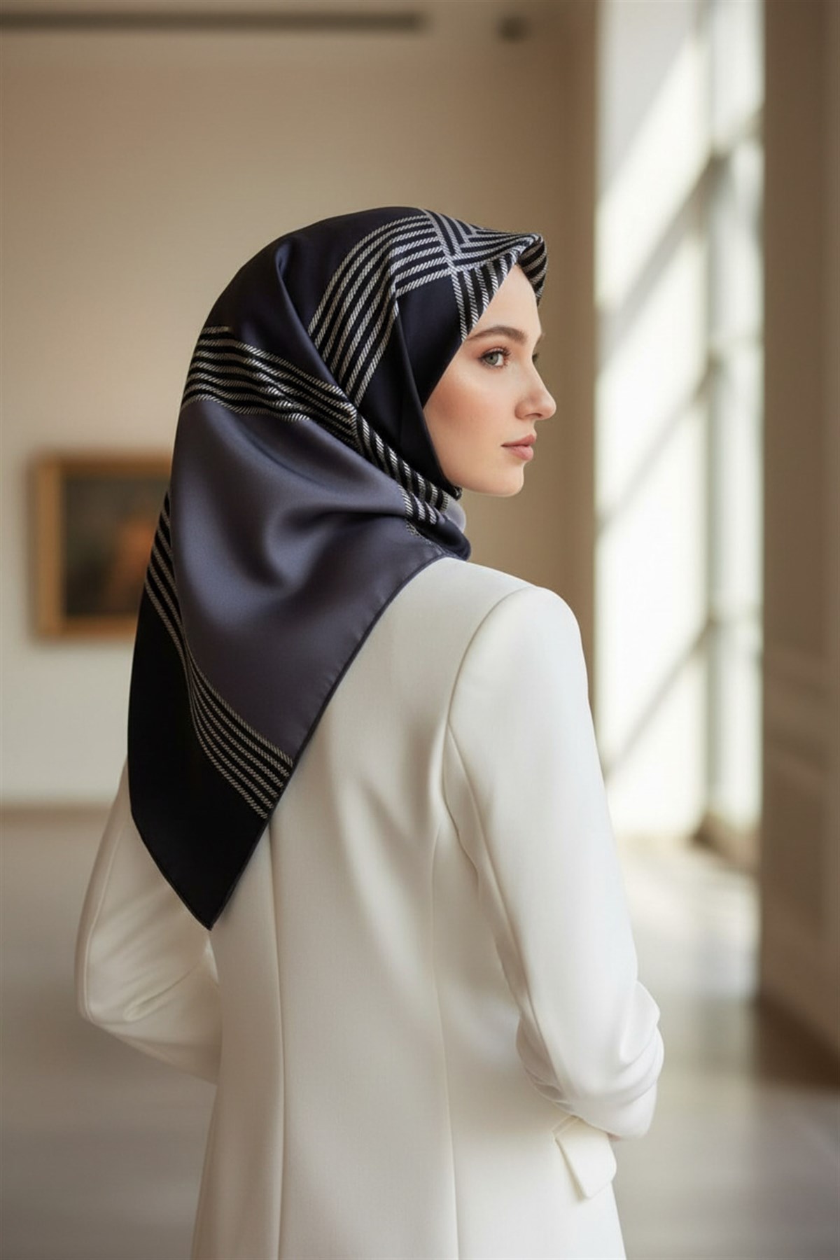 %100 Twill İpek Geometrik Desenli Gri Renkli 90x90 Eşarp Dikim Şekli : El Dikişi