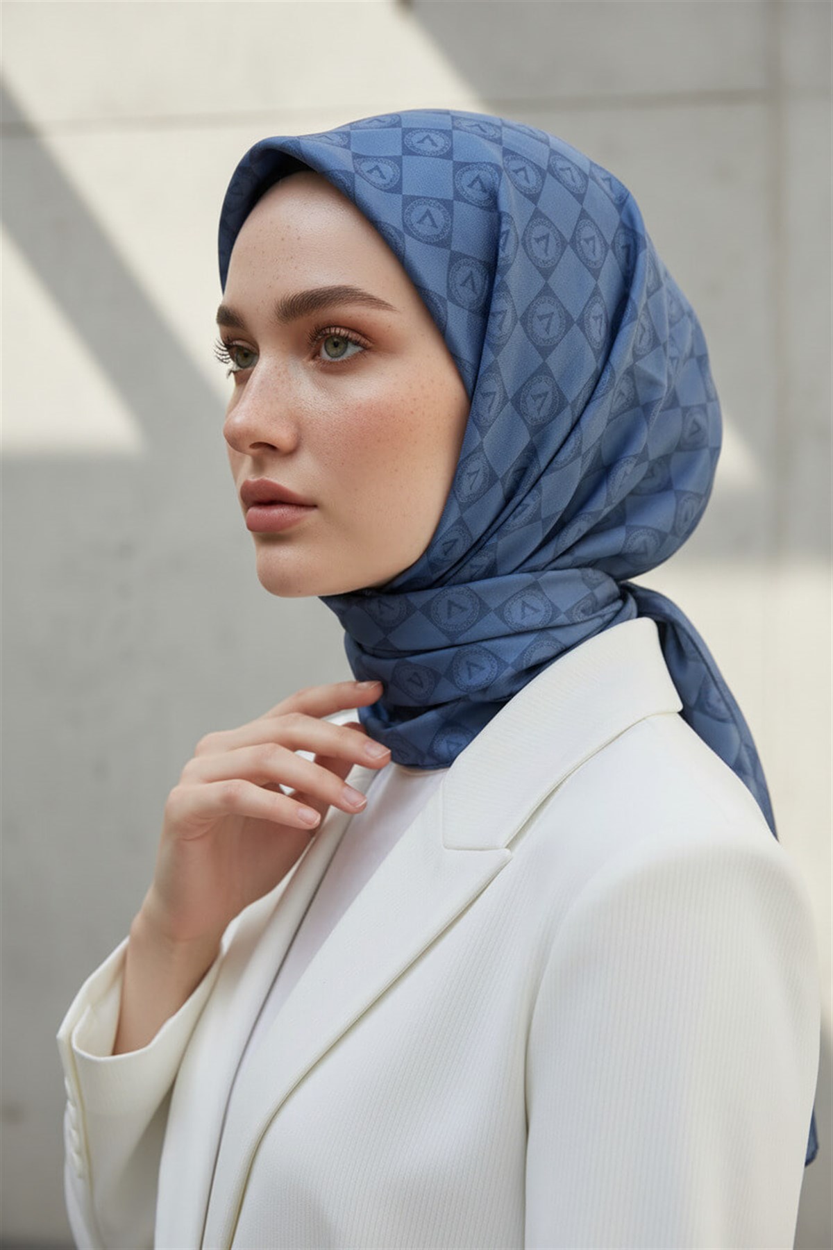 %100 Twill İpek Monogram Desenli İndigo Renkli 90x90 Eşarp Dikim Şekli : El Dikişi