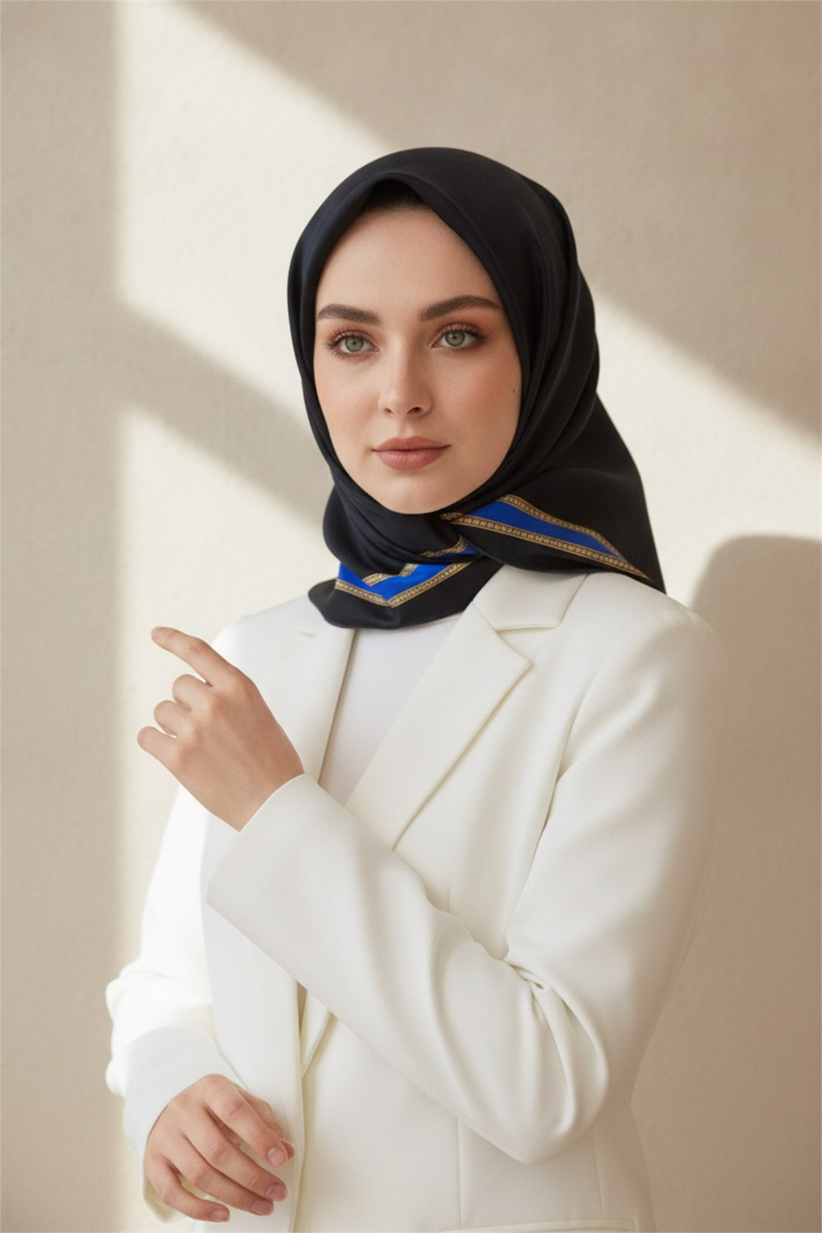 % 57 İPEK % 43 VİSKON Twill İpek Dokulu Şerit Desenli Siyah - Saks Renkli 90x90 Eşarp Dikim Şekli : El Dikişi