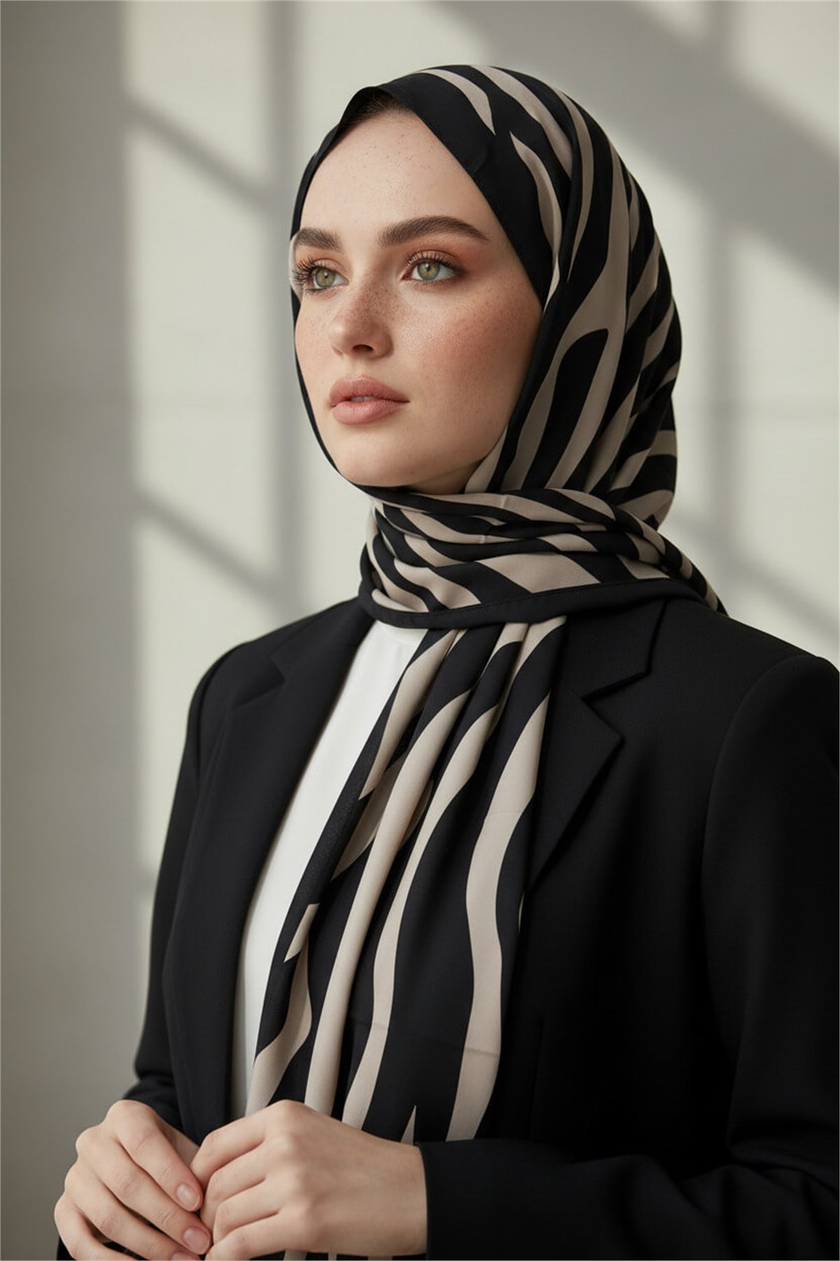 KREP KIRIŞMAZ ŞAL ZEBRA DESENLİ SİYAH - SÜTLÜKAHVE RENKLİ 75X190