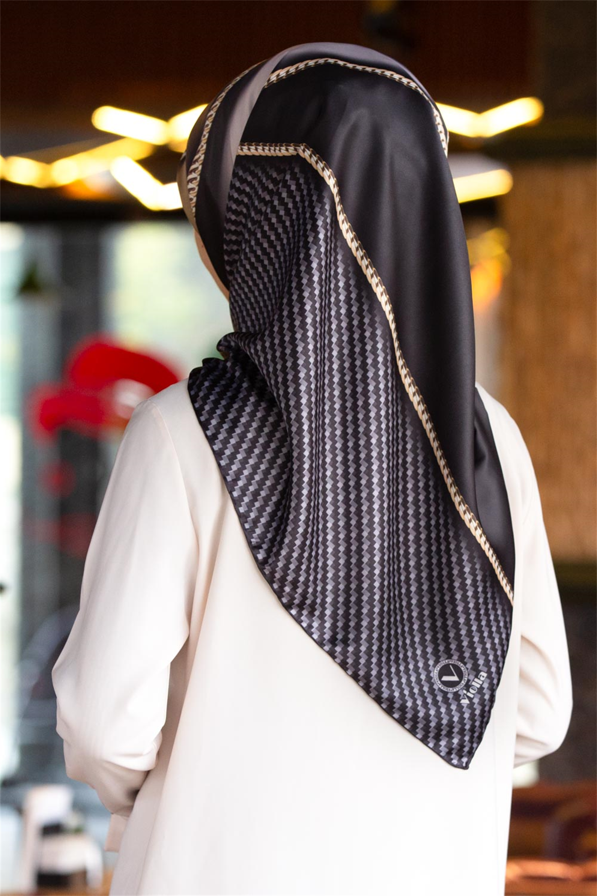 Rayon Gold Detaylı Geometrik Desenli Hardal Renkli 90x90 Eşarp (İpek İçermez) Kenar Dikiş Şekli El Dikişli