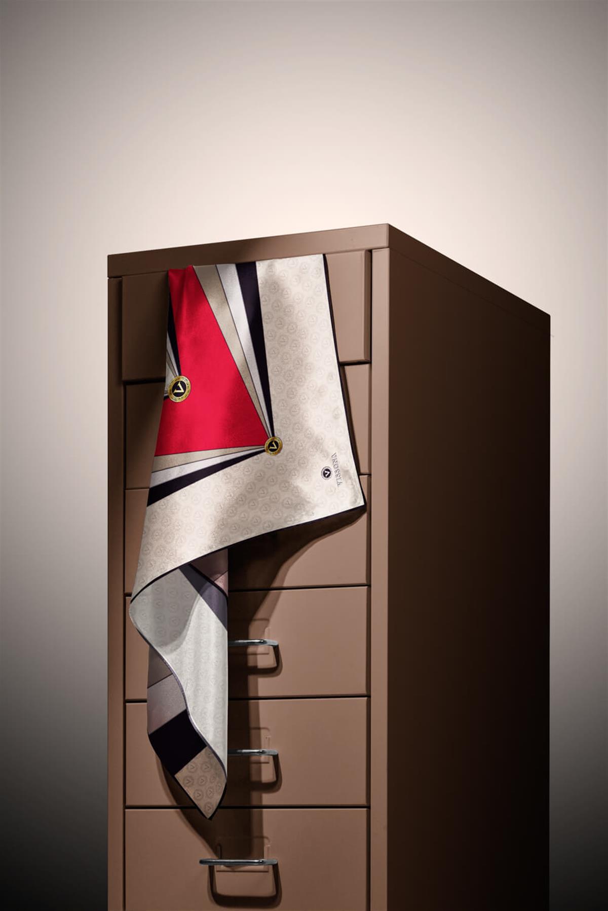 %100 Twill İpek Monogram Ve Geometrik Desenli Bordo - Krem Renkli 90x90 Eşarp Dikim Şekli : El Dikişi