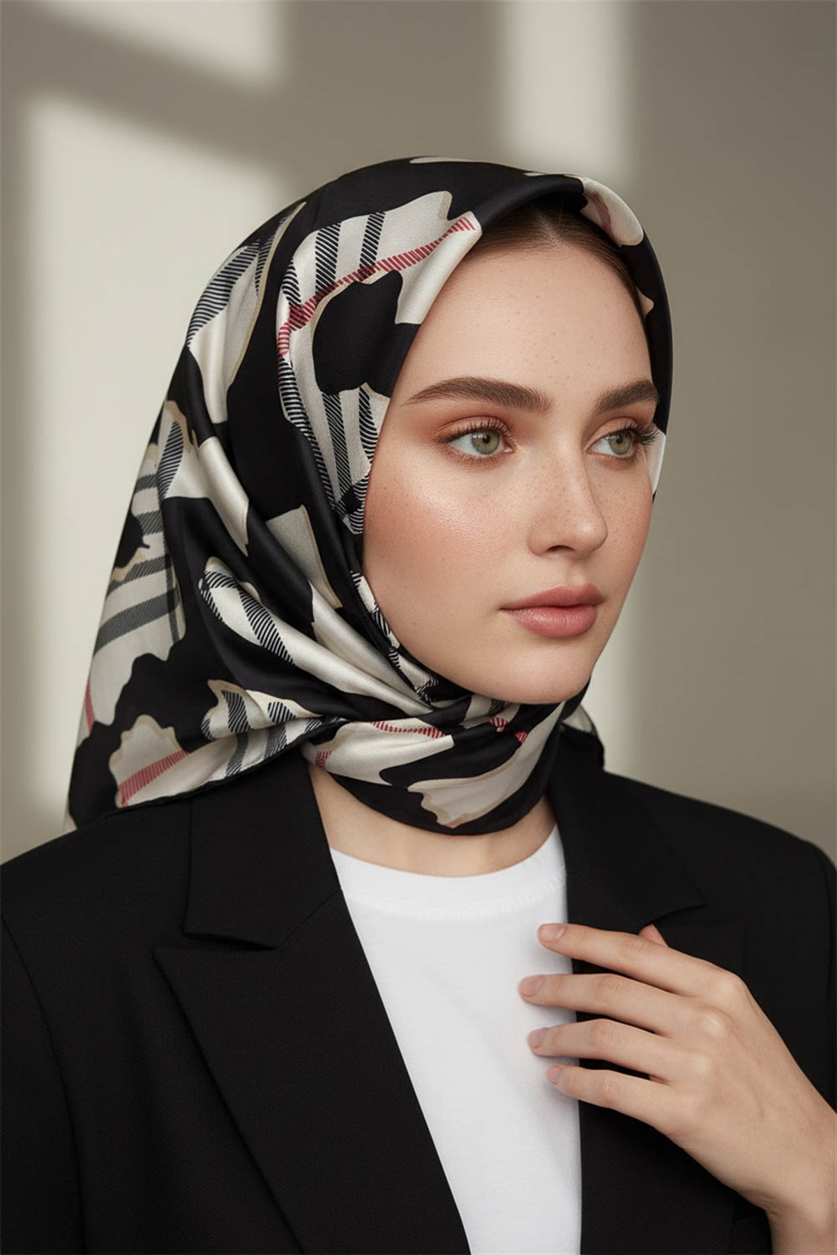 %100 Twill İpek Leopar Desenli Siyah - Krem Renkli 90x90 Eşarp Dikim Şekli : El Dikişi